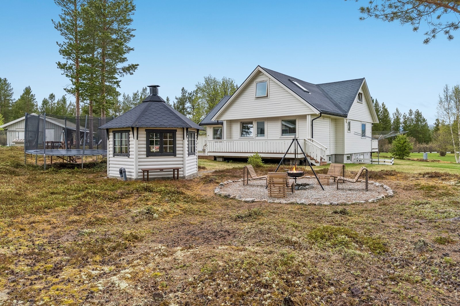 Grillhytte og uteplass for sosiale sammenkomster. Galleribilde