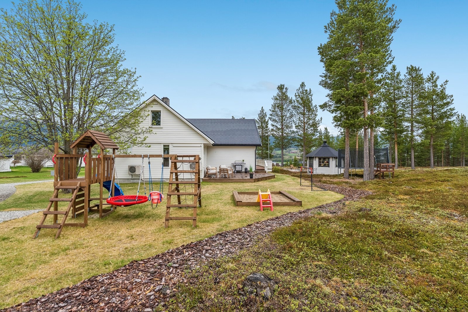 Pent opparbeidet tomt, som i tillegg til hage også har en del med naturtomt. Galleribilde