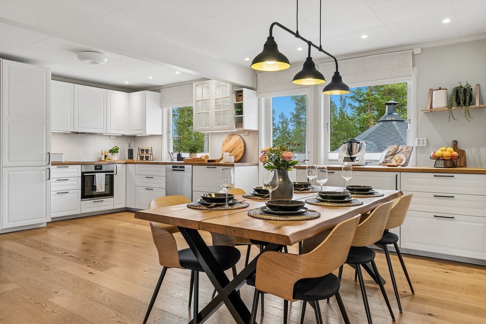 Kjøkkenet har god plass til en stor spisegruppe, perfekt for måltider med familie og venner. Galleribilde