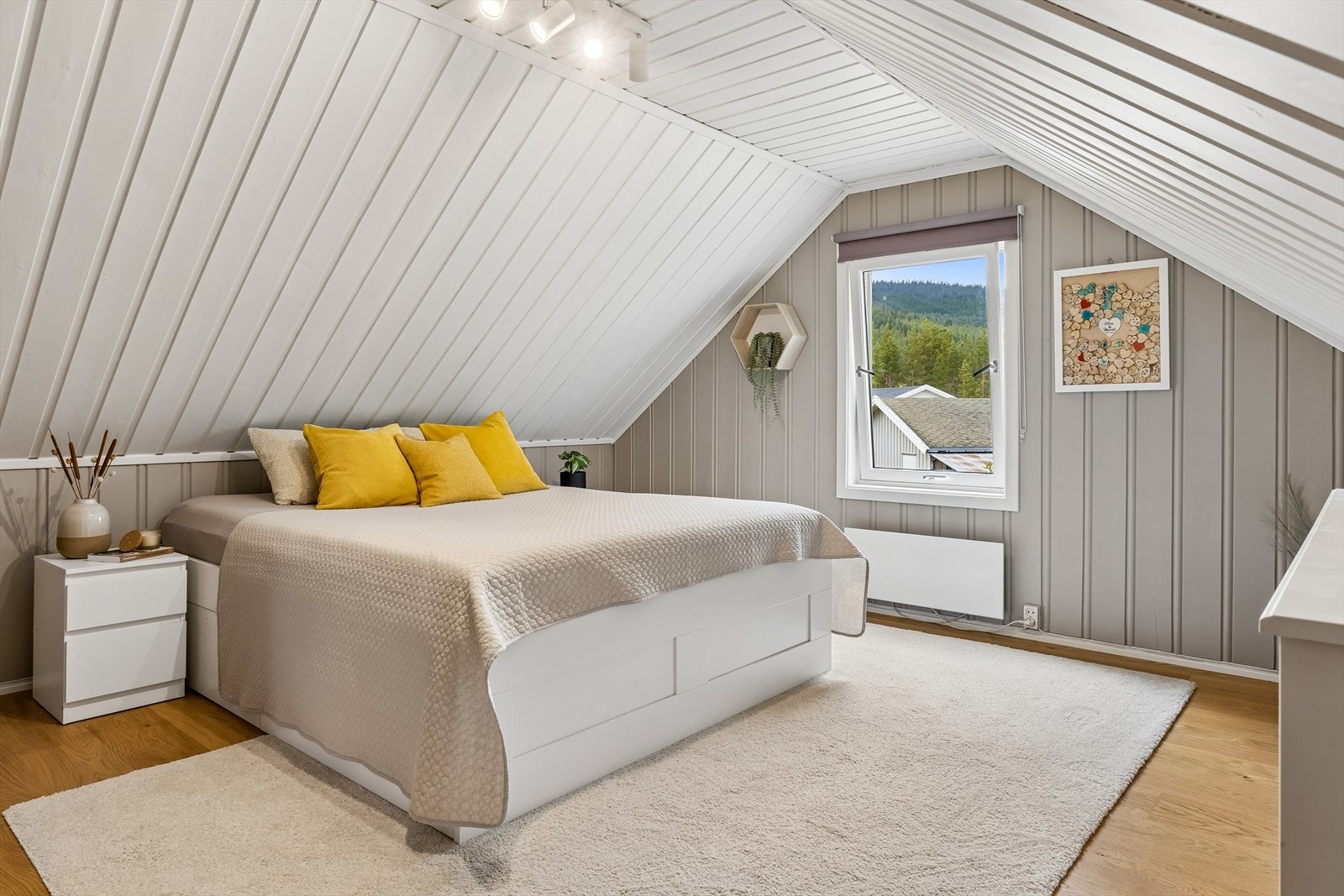 Soverom på loftet med parkett malt panel på veggene. Merk at innredning av loft ikke er dokumentert godkjent. Galleribilde