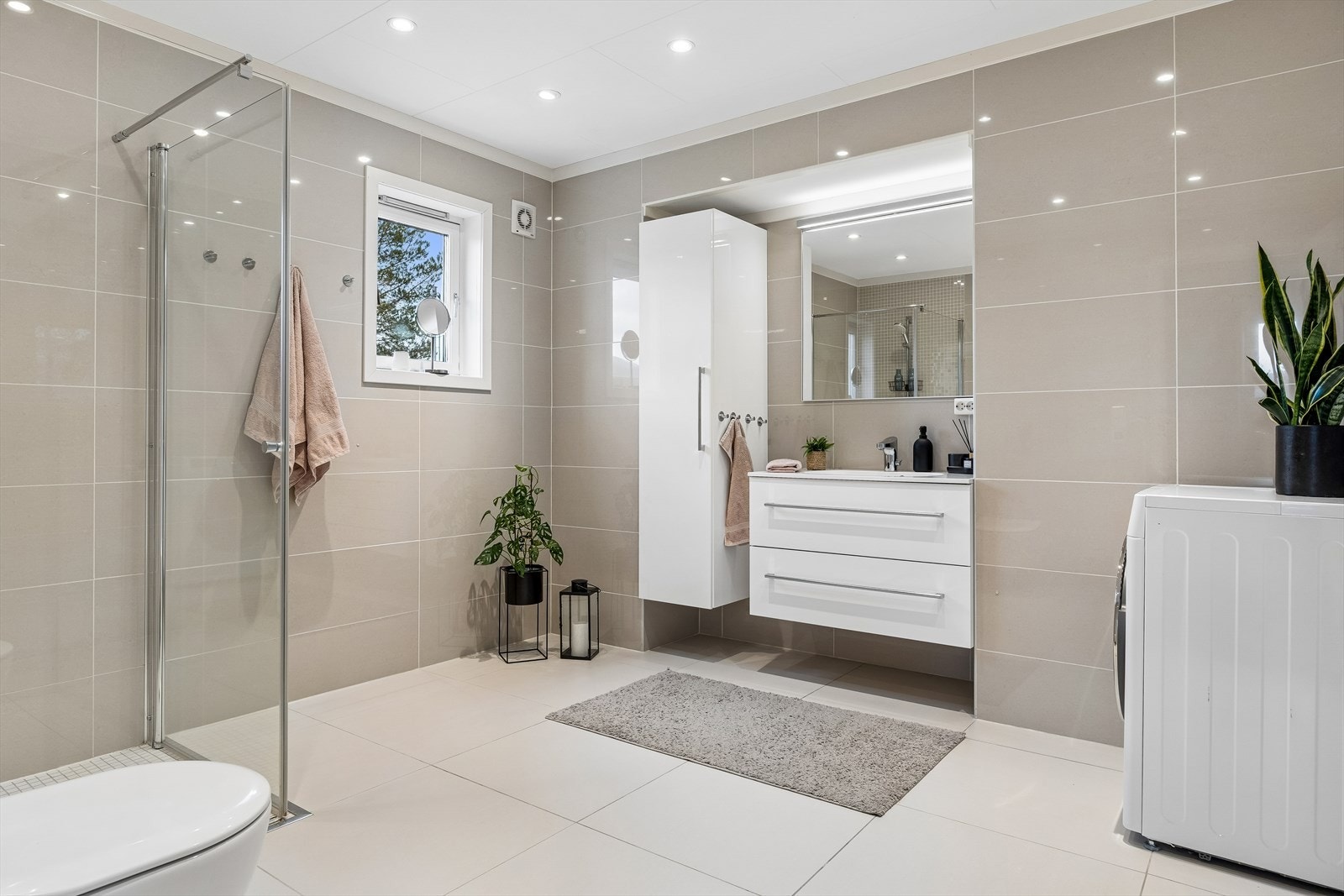 Det delikate badet ble modernisert i 2018, med flislagt gulv med varmekabler og vegghengt toalett. Galleribilde