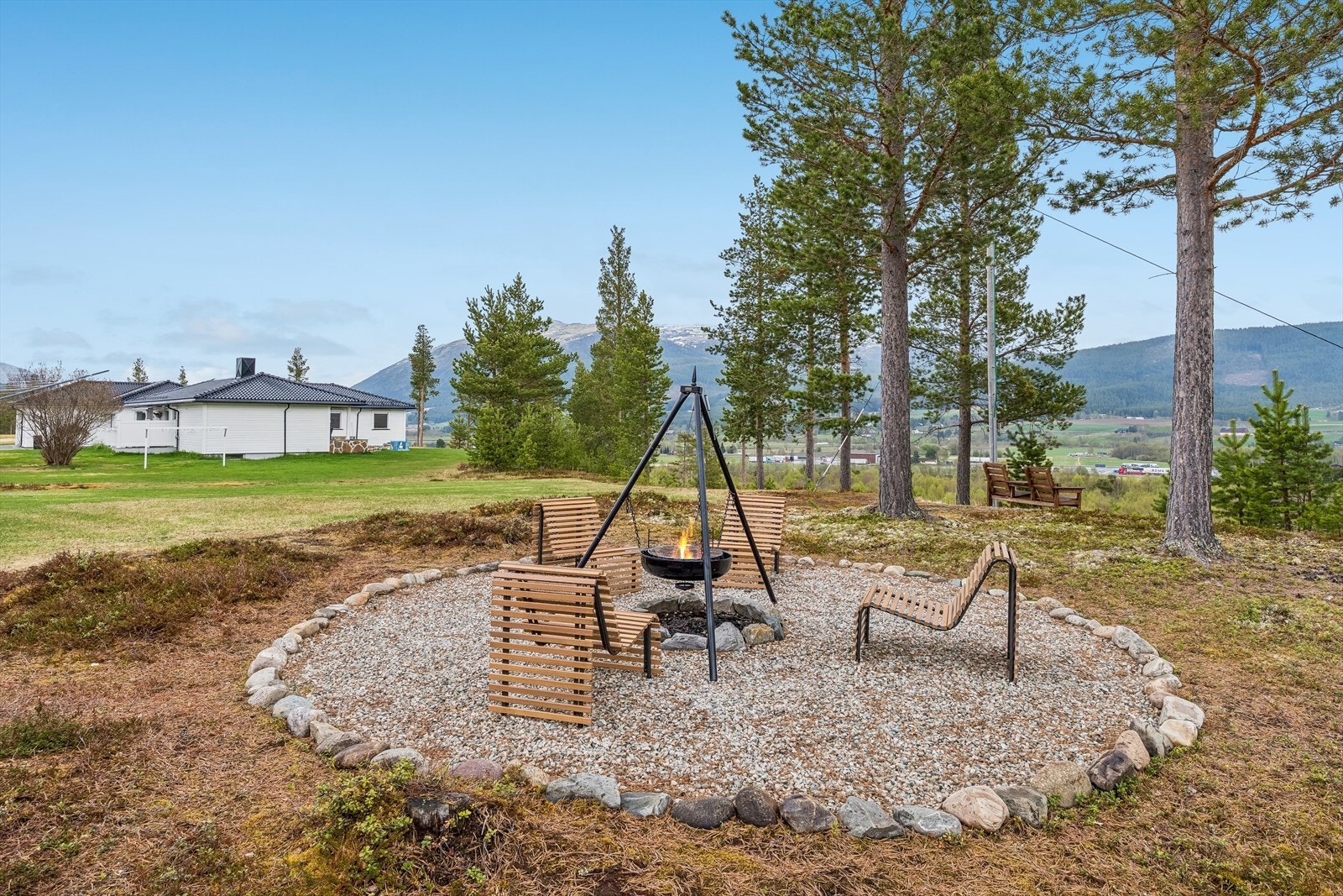 En egen plass for bålpannen er tilrettelagt i hagen. Galleribilde