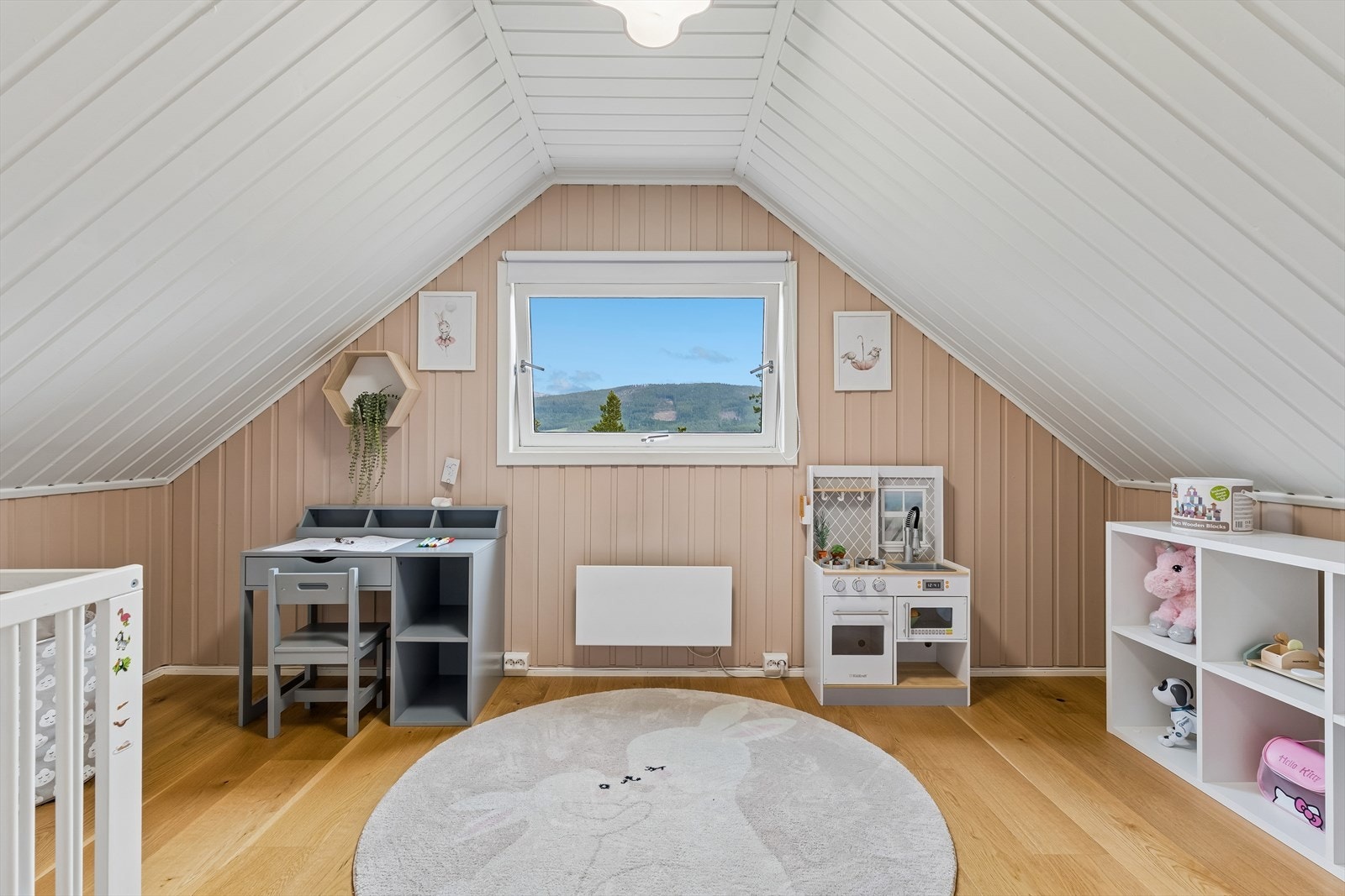 Soverom, med god plass til både seng og lekeareal. Merk at innredning av loft ikke er dokumentert godkjent. Galleribilde
