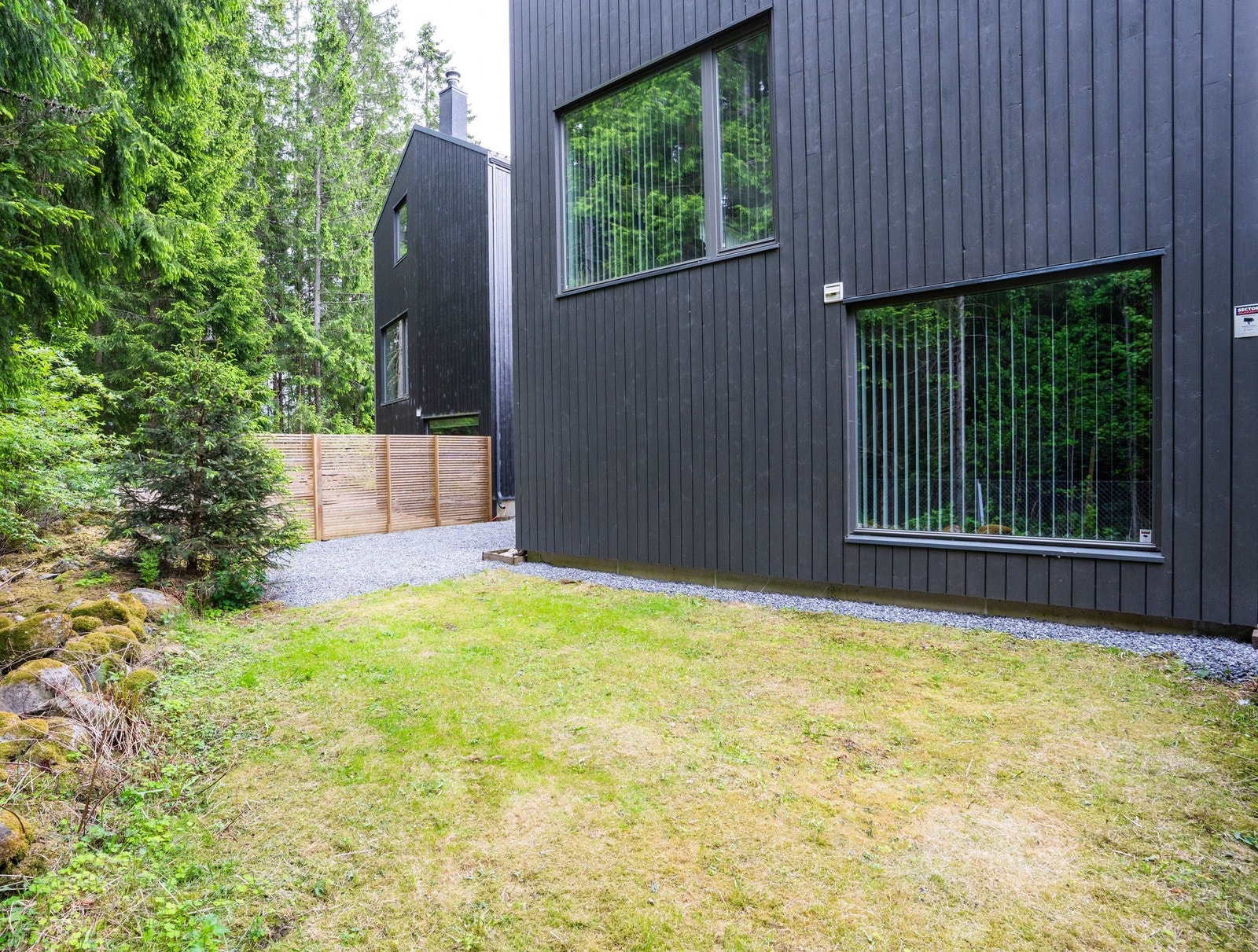 Hagen bak huset vender inn mot skogen Galleribilde