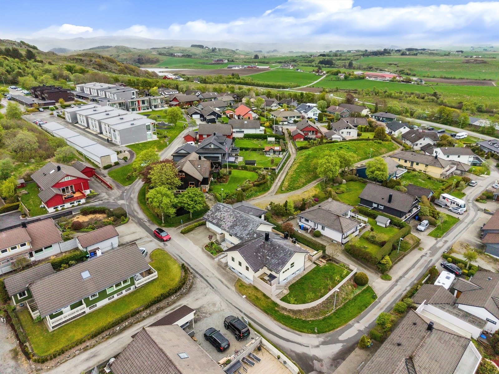 Fra Lye er det kort vei til Bryne, Sandnes og Stavanger. Fra huset er det ikke langt til busstoppet. Galleribilde