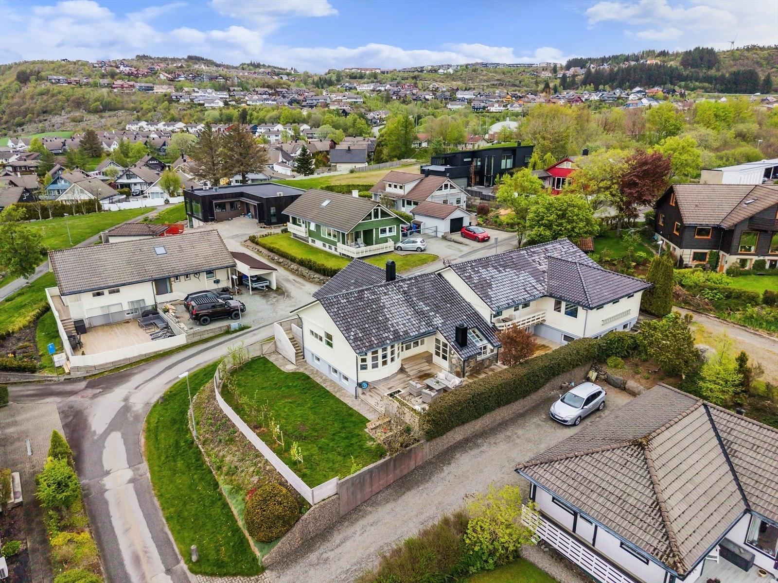 Boligen ligger i et område som hovedsakelig består av eneboliger. Galleribilde
