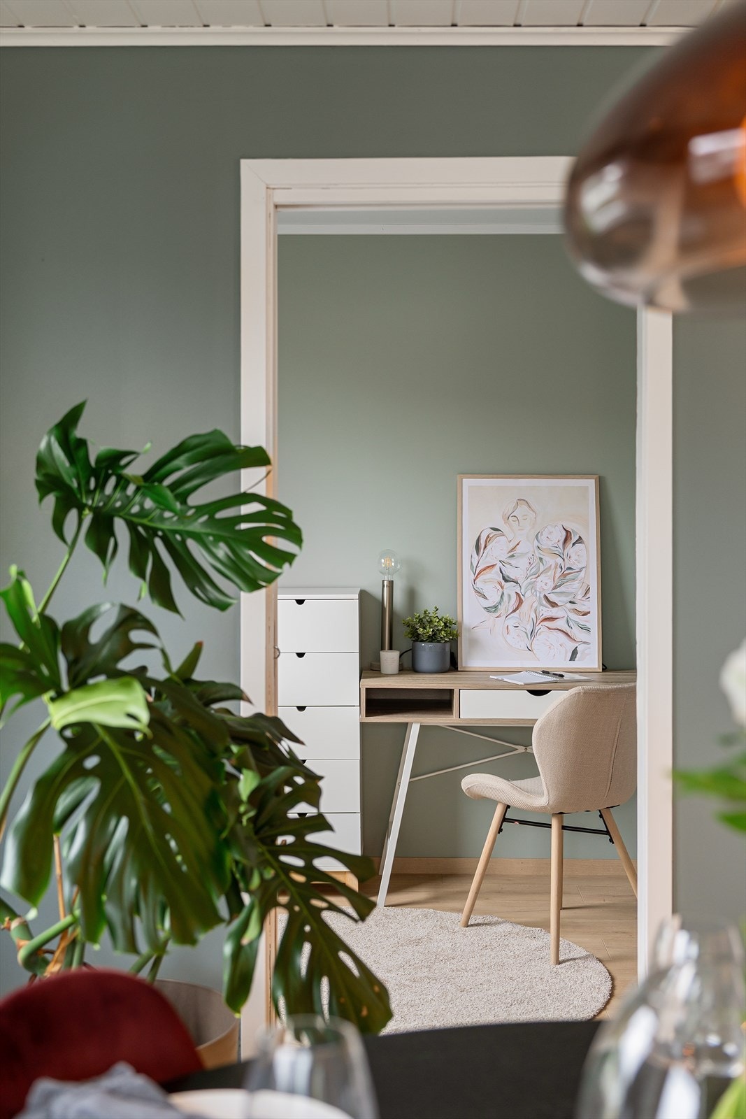 Fra spisestuen er det inngang til en biinngang som i dag brukes til kontor. Galleribilde