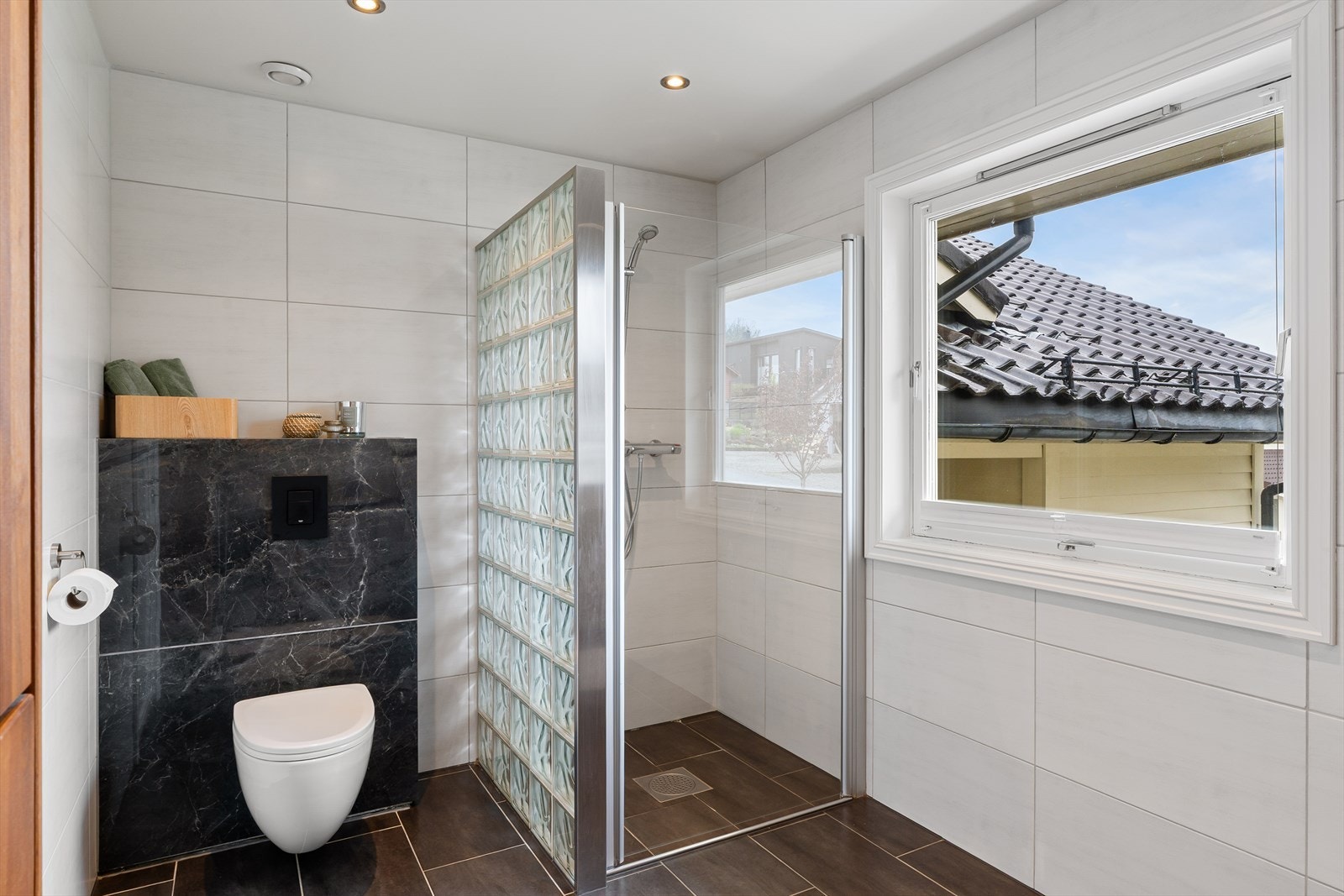 Badet i første etasje er flislagt og har dusjhjørne med vegg av glassbyggerstein. Galleribilde