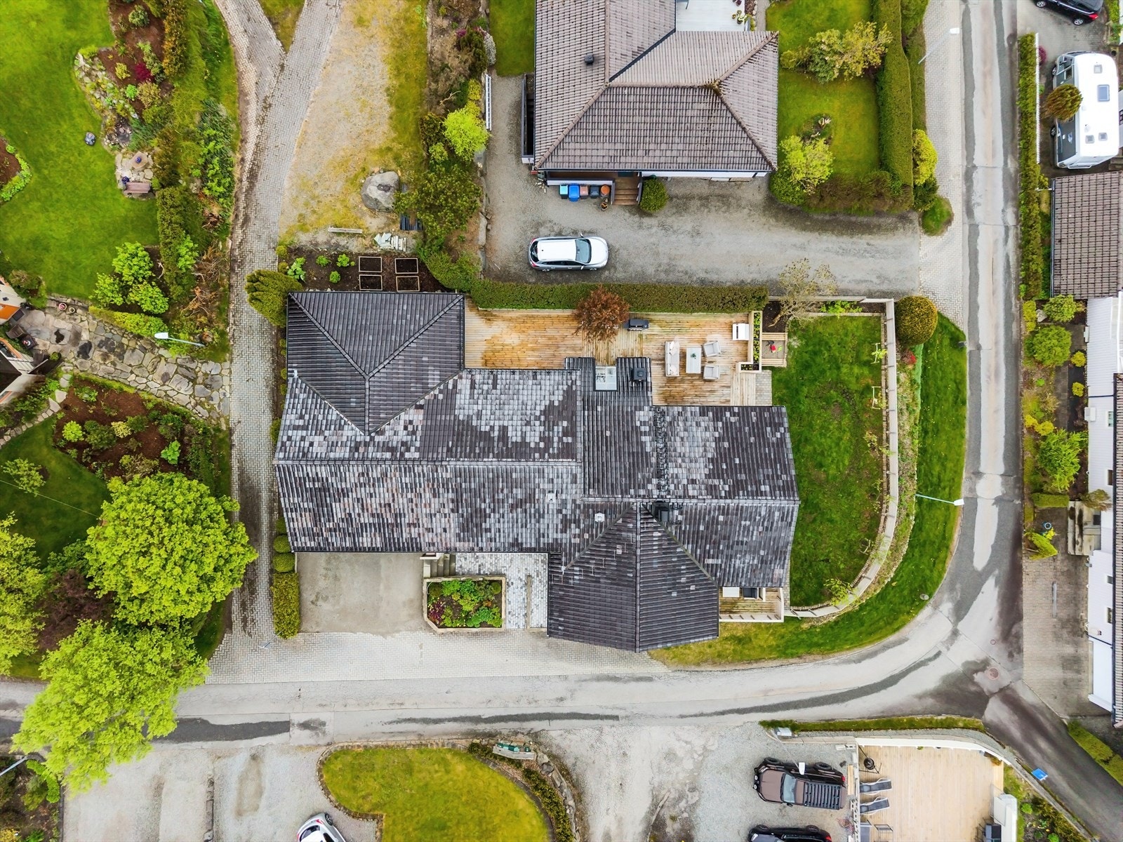 Taket er tekket med glasert teglstein. Galleribilde