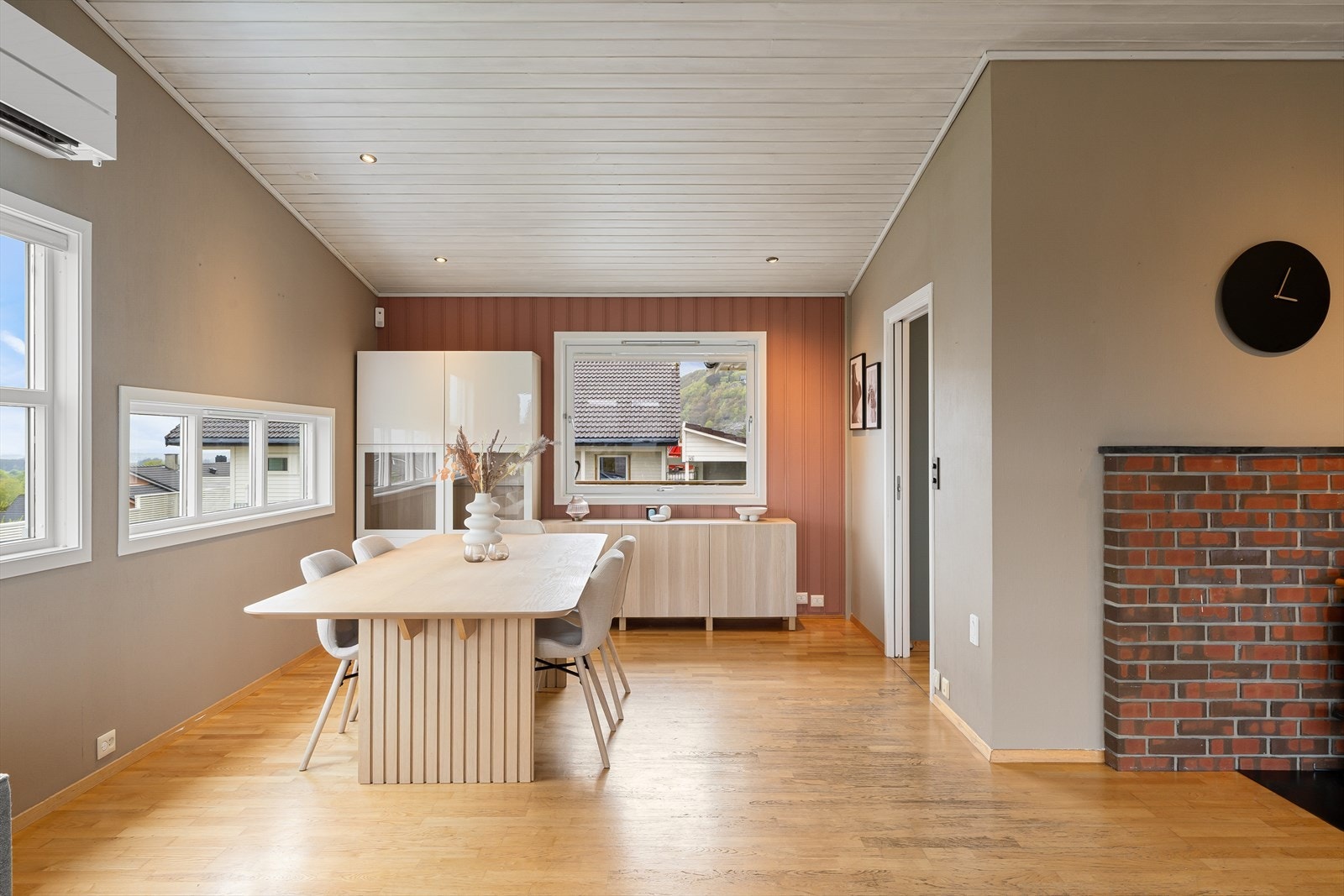 Den ene enden av stuen er en naturlig plass for en stor spisestue. Galleribilde