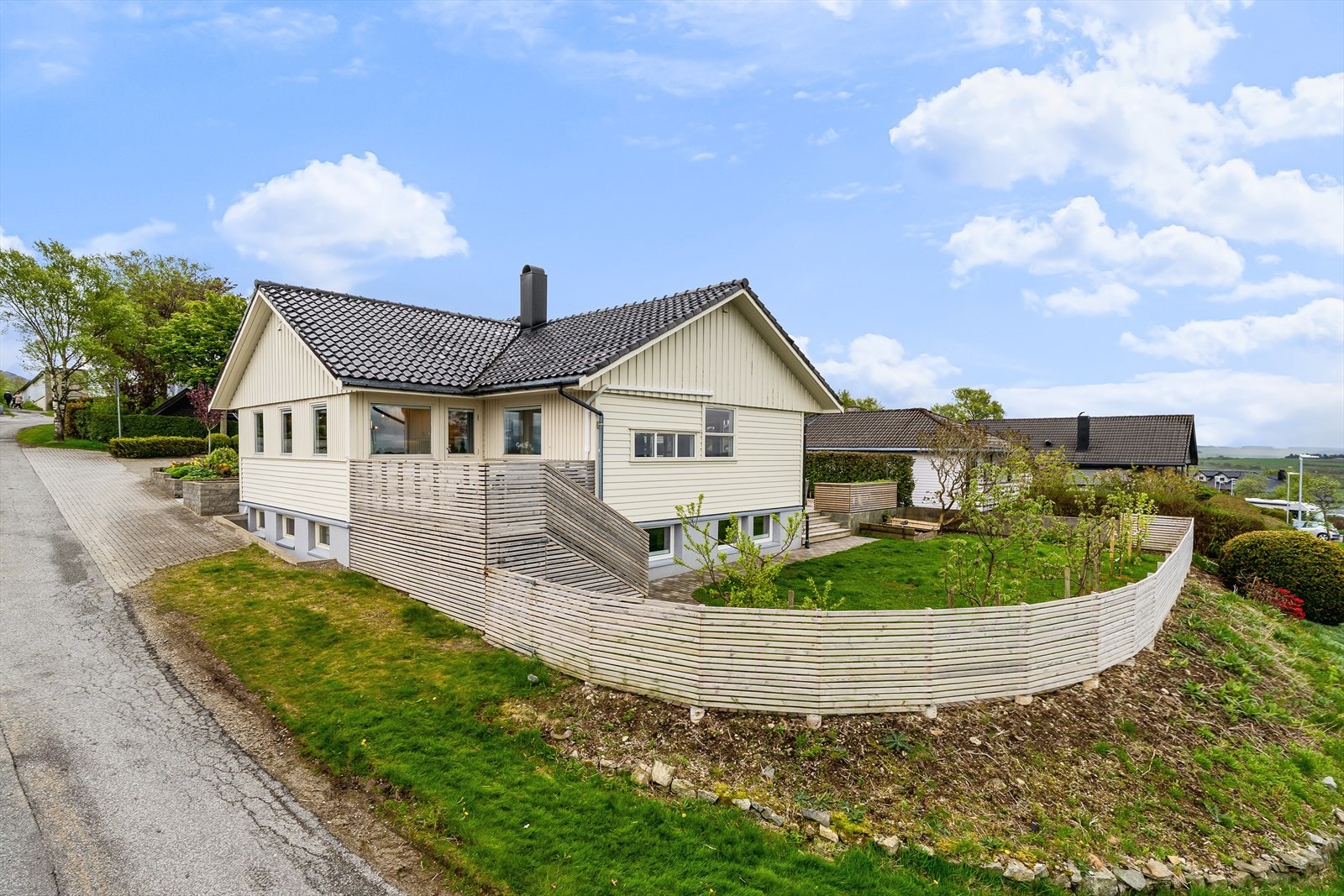 Eiendommen ligger høyt og fritt til på Lye. Galleribilde