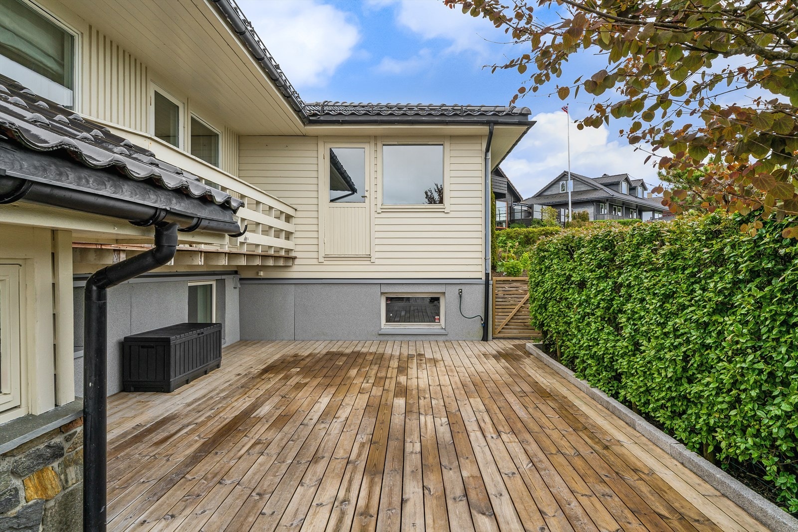 Uteområdet er pent opparbeidet med plen, hekk og terrasse. Galleribilde