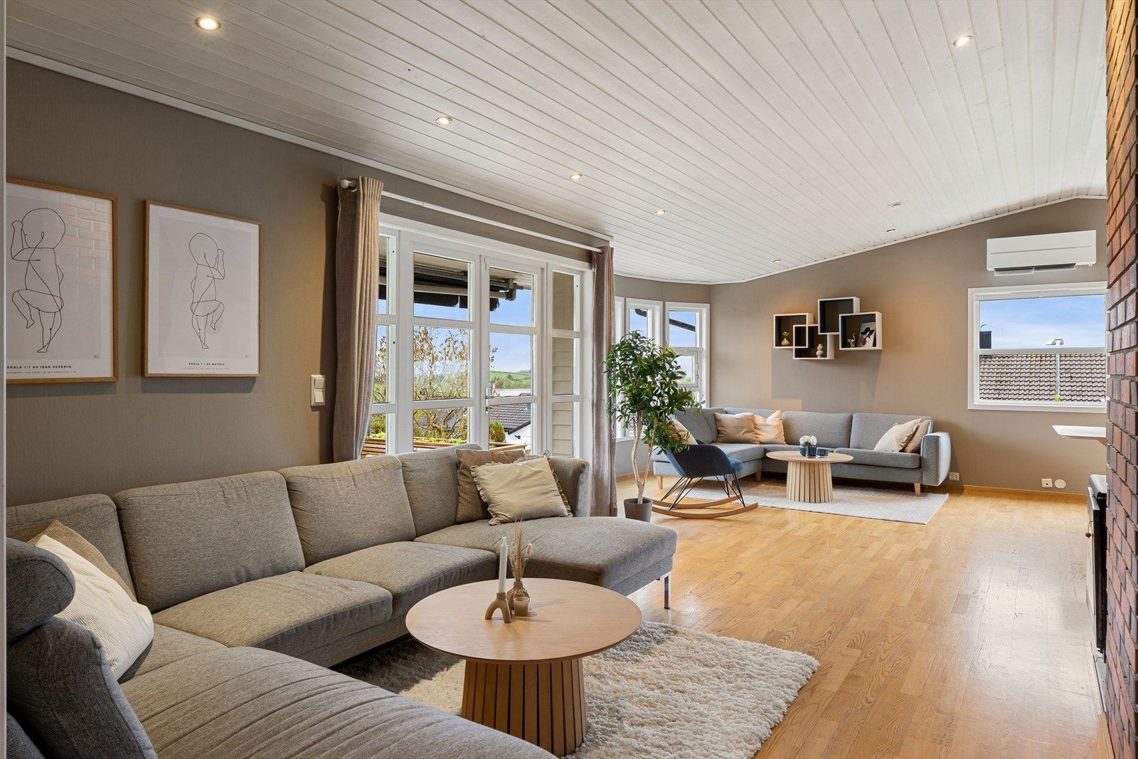Fra stuen er det utgang til en stor terrasse og det vestvendte uteområdet. Galleribilde