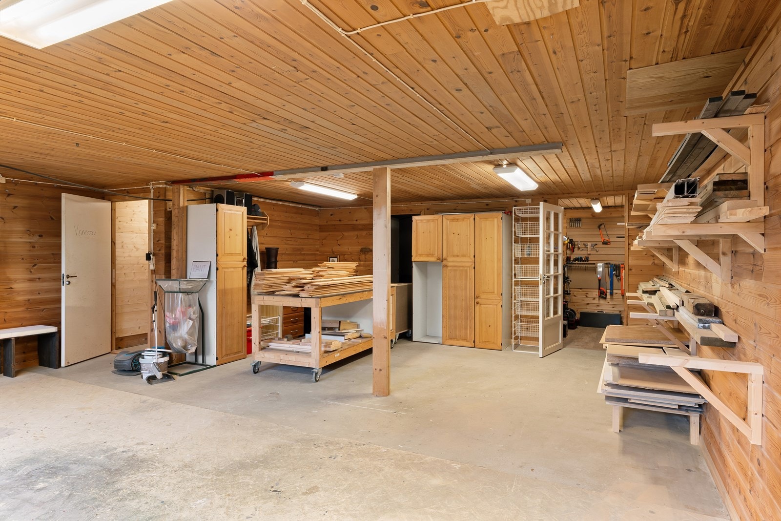 Under garasjen er det et stort verksted med god plass for hobbyaktiviteter. Galleribilde