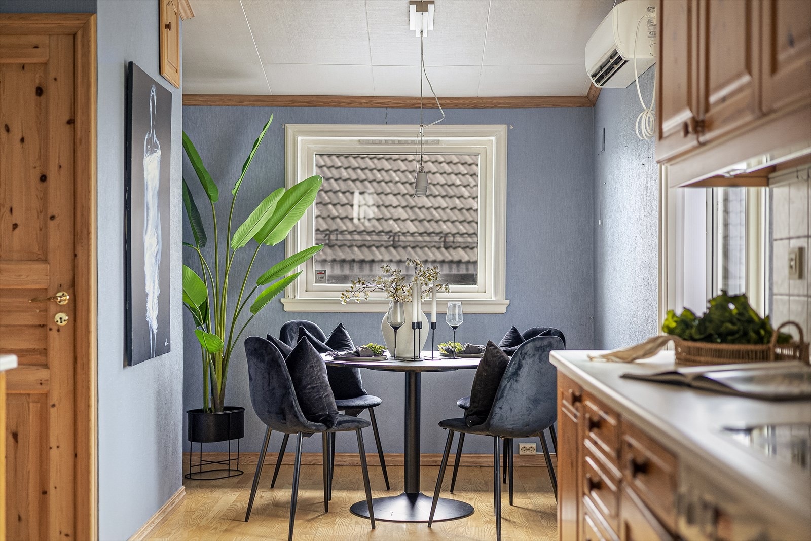 Kjøkkenet har en hyggelig frokostplass med god plass til å samle familien rundt bordet. Galleribilde