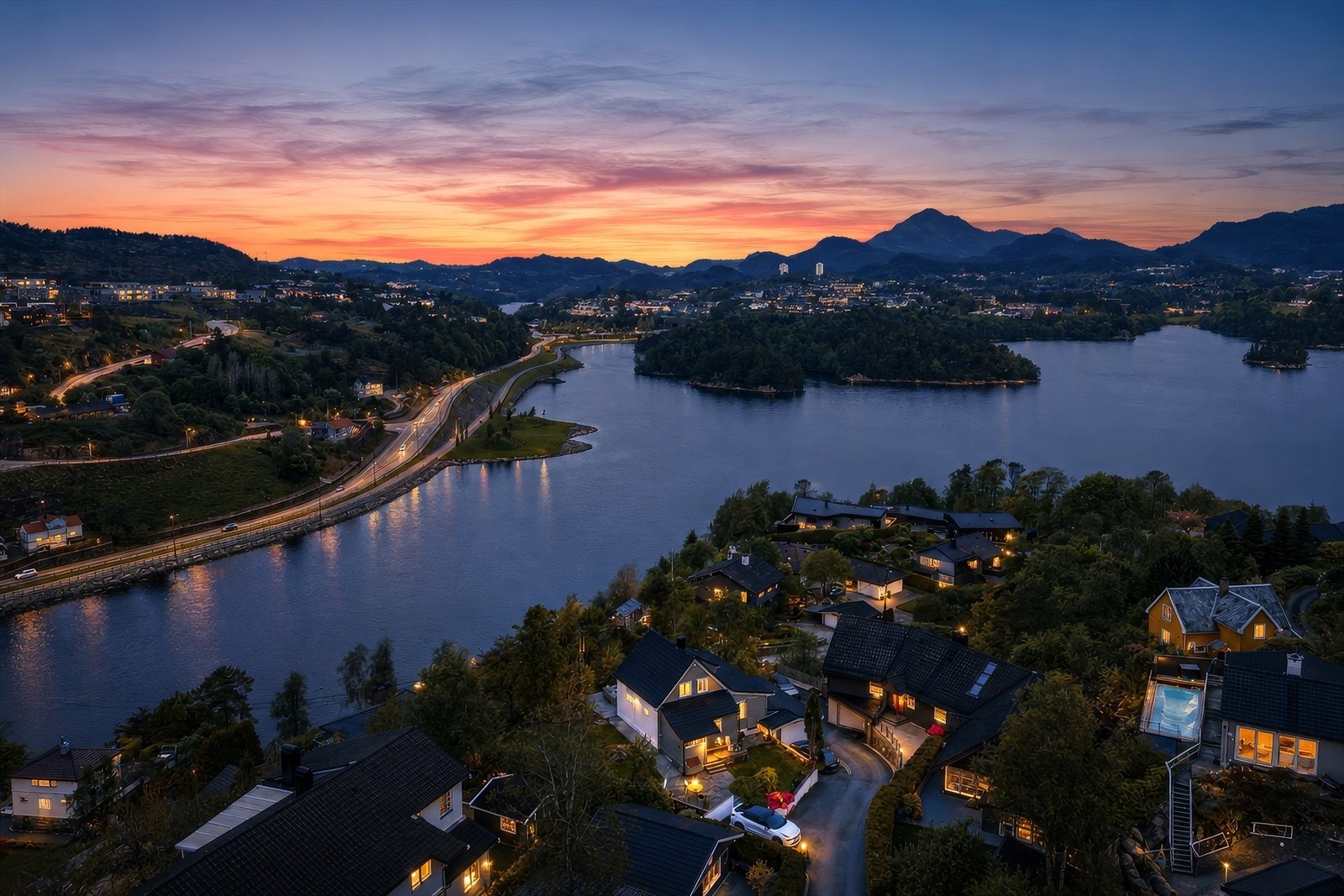 Spektakulær utsikteiendom med eiet tomt på 916,3 m²! Her bor du høyt og fritt med nærhet til et trygt nabolag og "alt" du trenger. Galleribilde