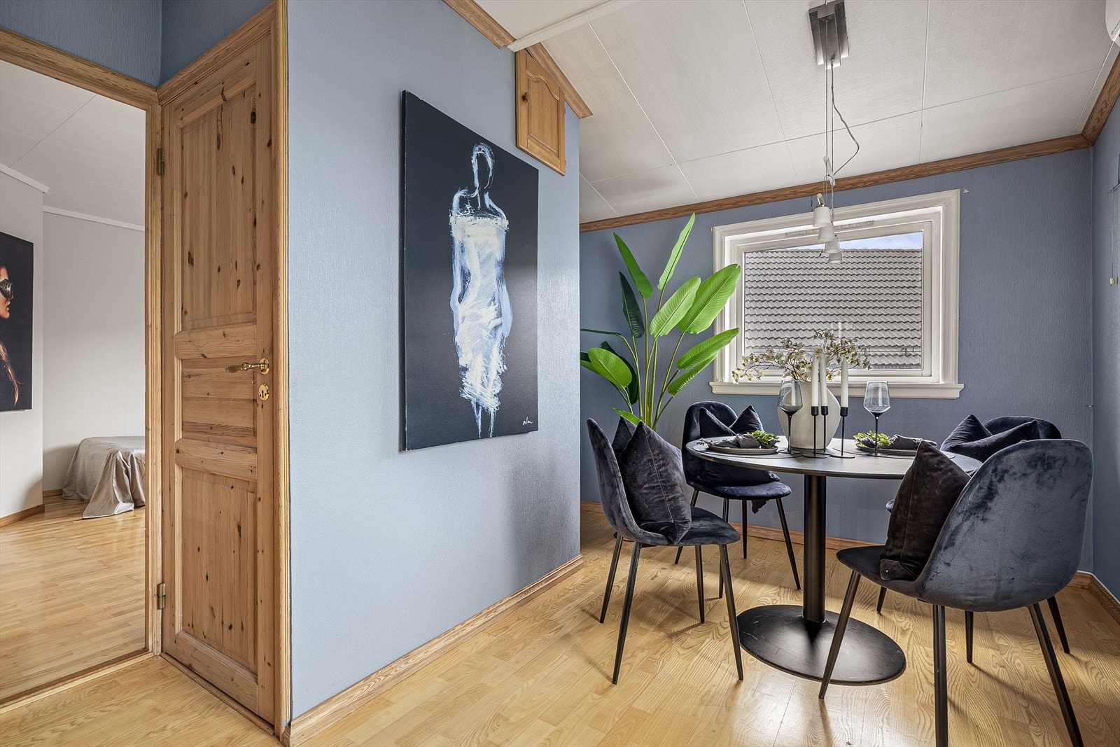 Fra kjøkkenet er det adkomst til soverommet i 1. etasje, som selger tidligere har benyttet som hjemmekontor. Galleribilde