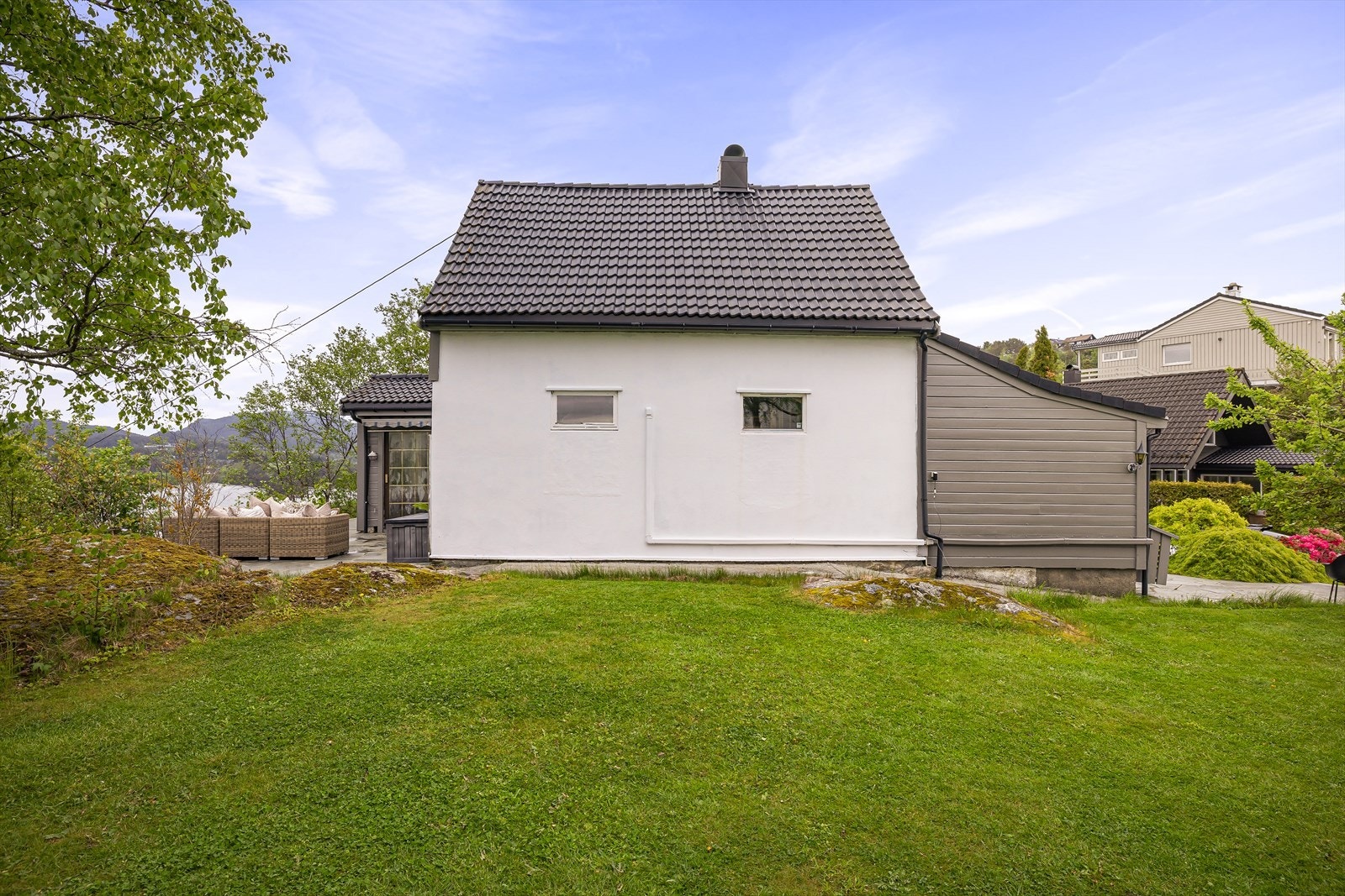 Knytt til hus og garasje er det gode oppbevaringsmuligheter for sykkel, hagemøbler og redskaper. Galleribilde