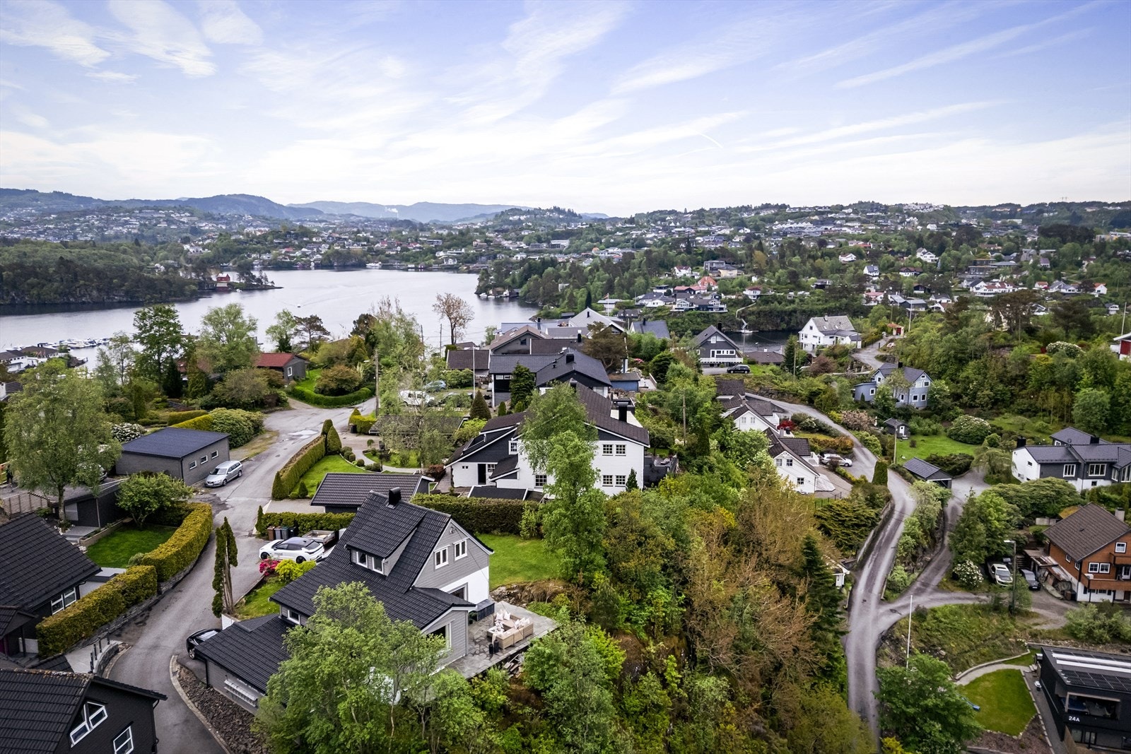 Eiendommen er solrik, du bor høyt og fritt, er lite påvirket av støy samtidig som du har nærhet til det meste! Galleribilde