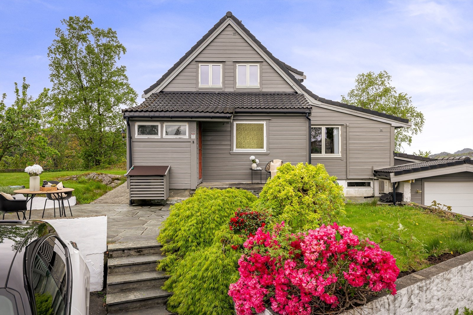 Eiendommen har en nydelig utforming, og er pent opparbeidet. Rundt huset har du flere naturlige samlingspunkter for venner og familie. Galleribilde