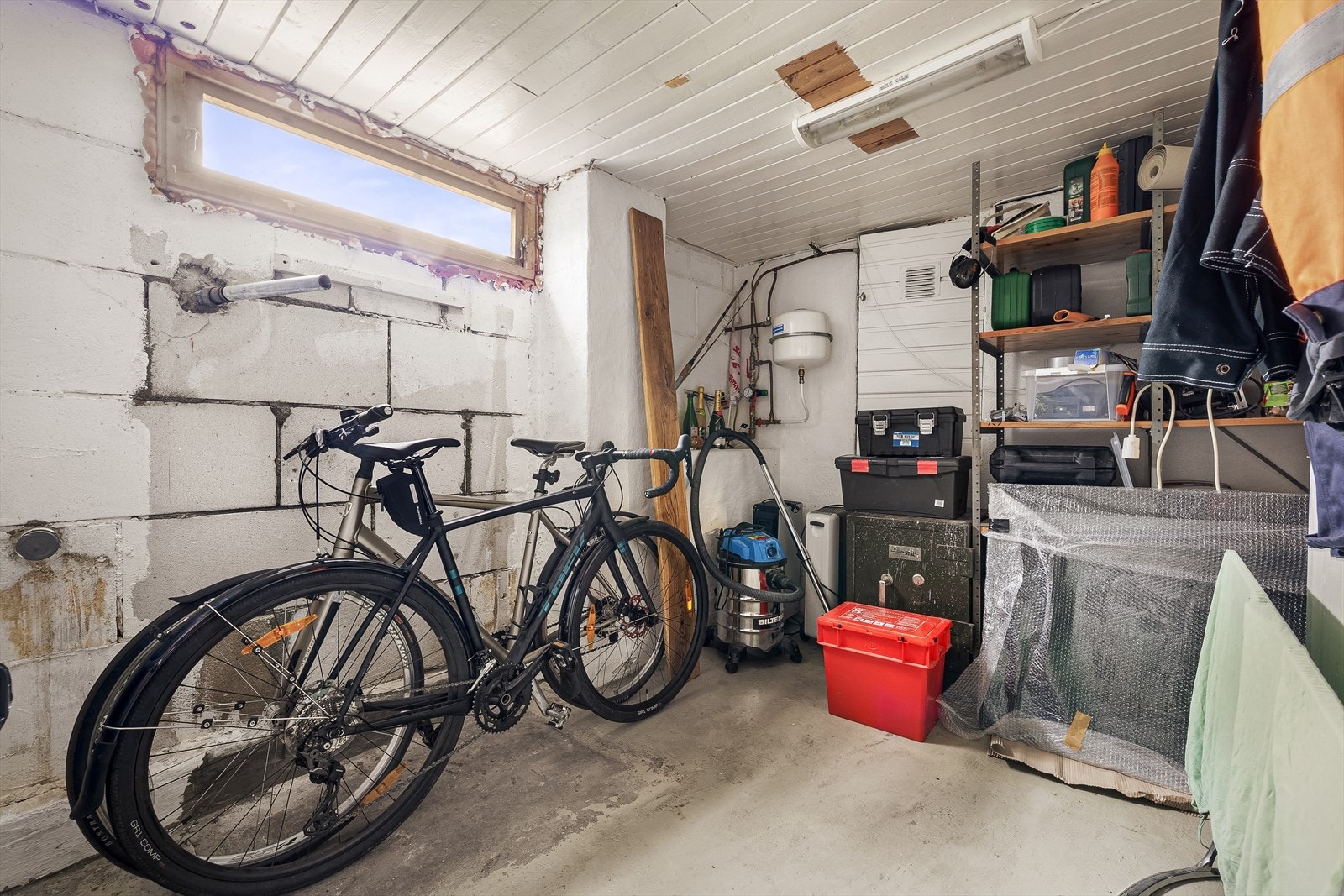 Kjellerrommet er på ca. 10,3 m² og har en takhøyde på ca. 2,04 meter. Rommet har betonggulv, malt mur på vegger og malt panel i himling. Galleribilde
