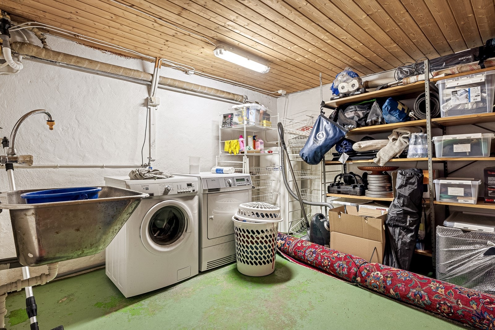 Vaskerommet i kjeller er på ca. 10,3 m² og har en takhøyde på ca. 2,00 meter. Rommet har betonggulv, malt mur på vegger og panel i himling. Her står også en stor varmtvannsbereder fra 2001. Galleribilde