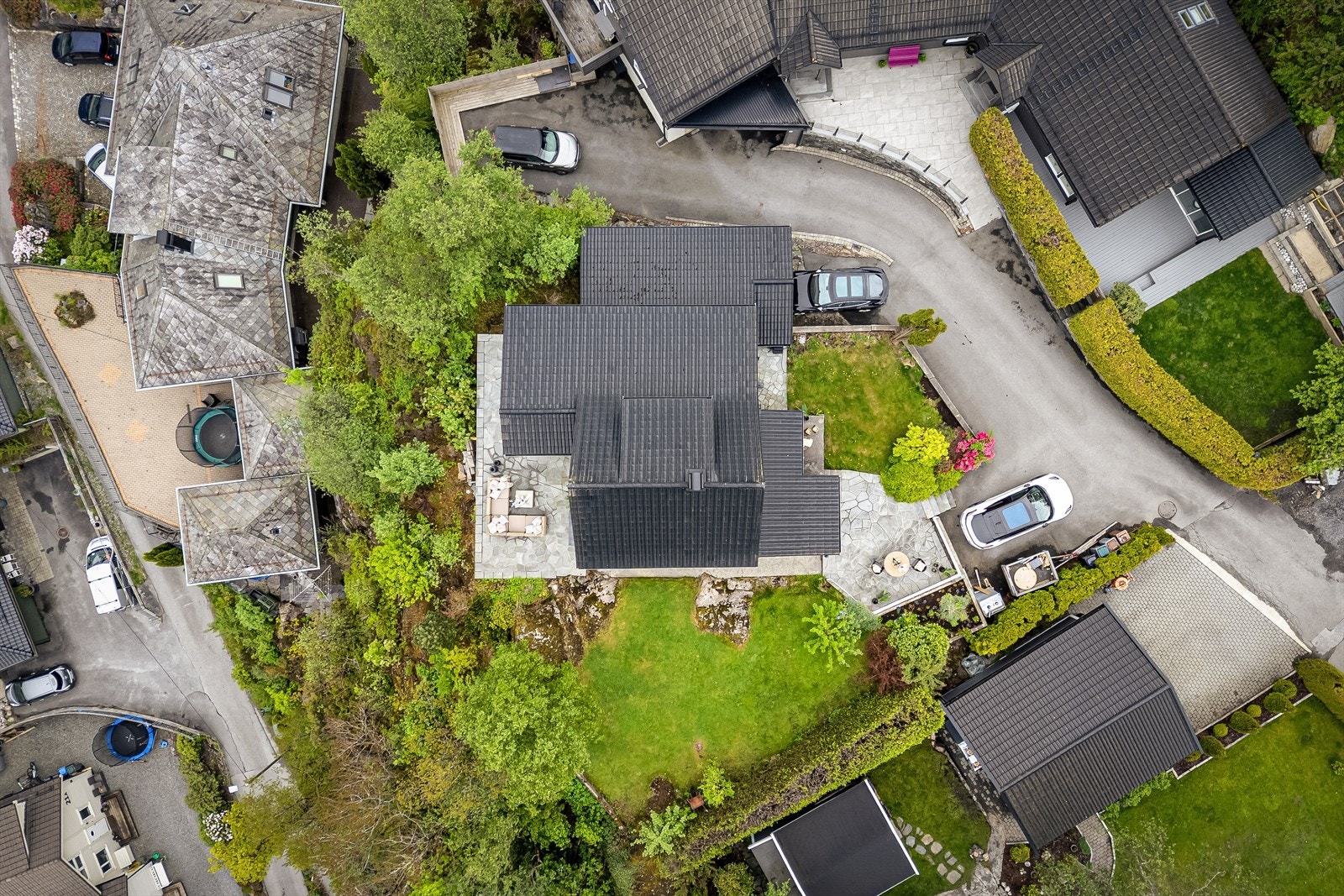 Påkostede skiferplatting er gjennomgående rundt på eiendommen. Galleribilde