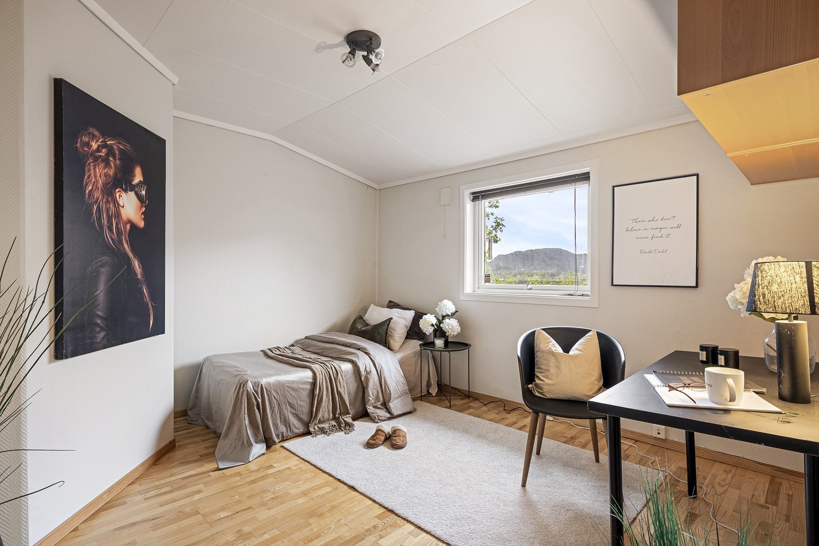 Soverom 1 er på ca. 11,6 m² og har en takhøyde på opptil 2,43 meter, med noe skråtak som følge av takets utforming. Rommet har parkett på gulv, malt strie på vegger og takplater i himling. Galleribilde
