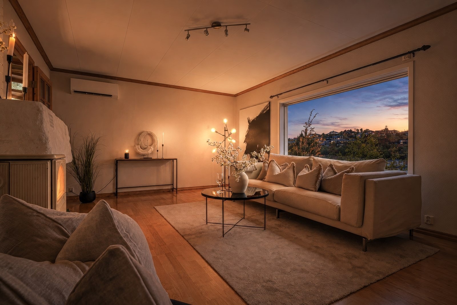 Klart en slik eiendom må ha et stort vindu i stuen. For hoveddelen får du ca 25,3 m², parkett på gulv og takhøyde 2,42m. Galleribilde