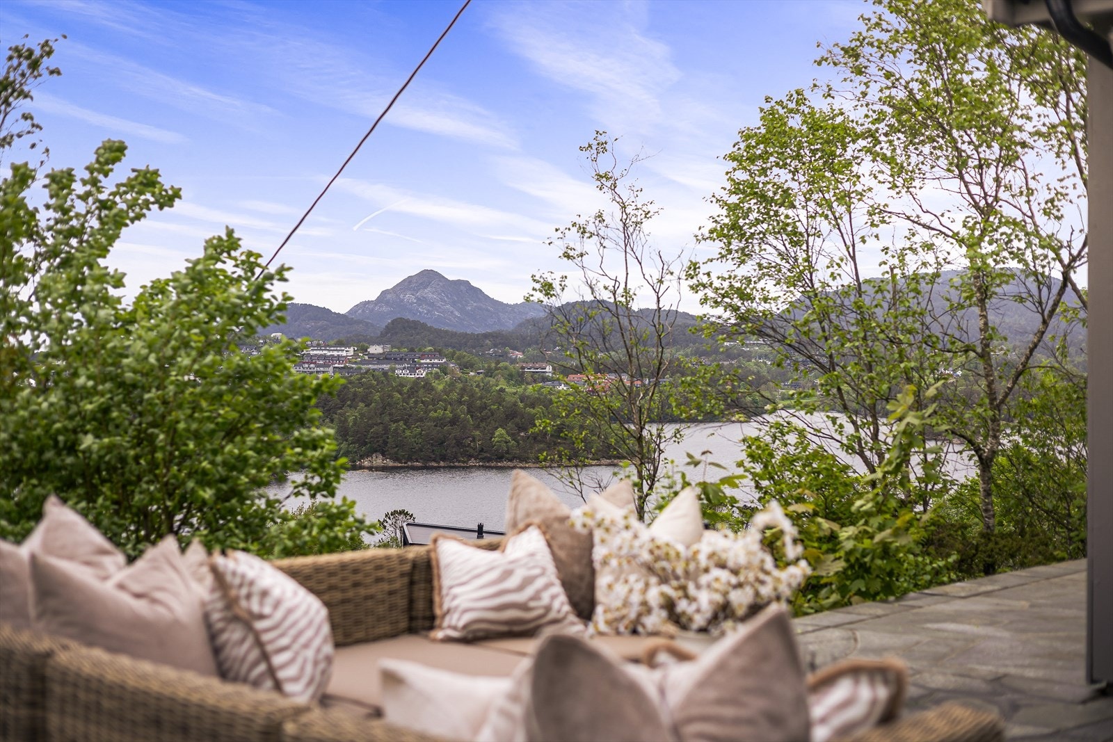 Eiendommen har svært gode solforhold fra tidlig morgen til sent på kveld, midtsommers. Her kan man virkelig nyte utsikten! Galleribilde