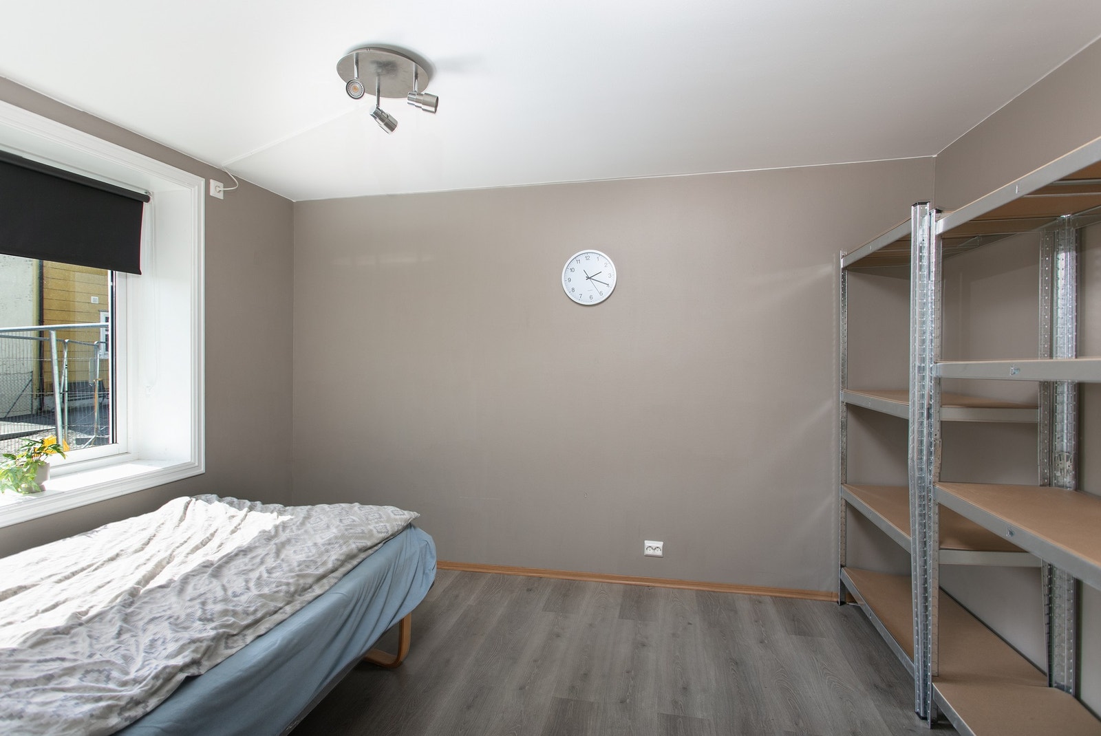 Romslig soverom med god plass til garderobe Galleribilde