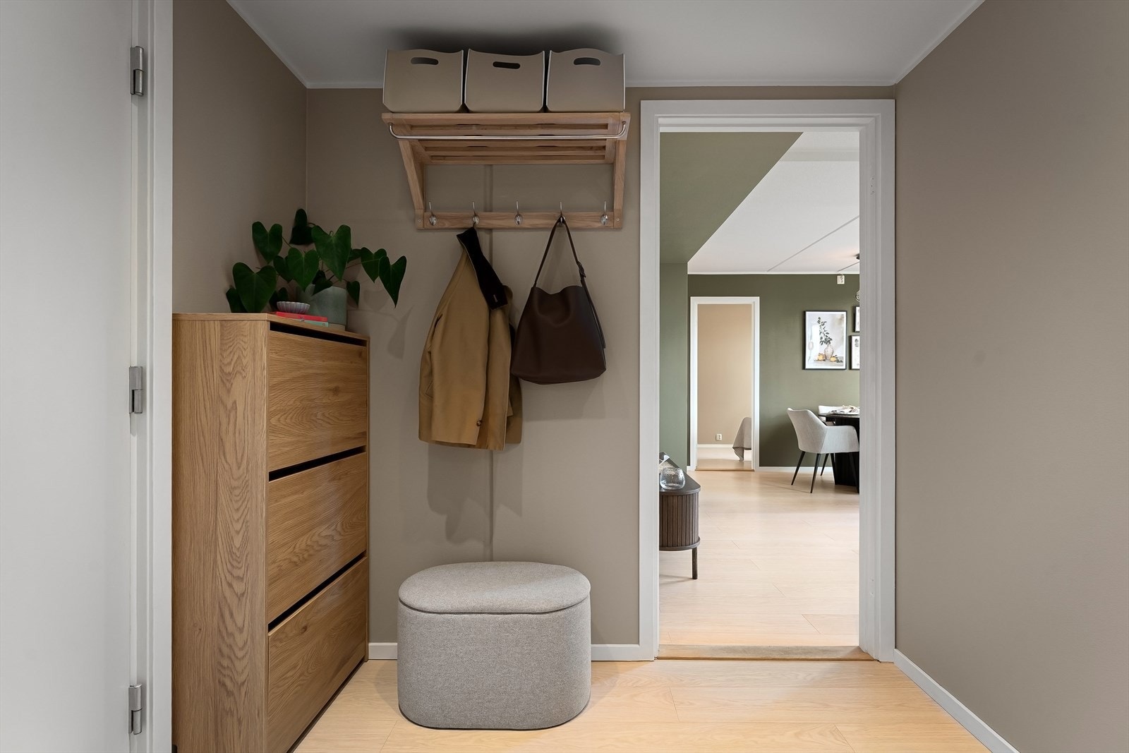 Romslig entré/gang med plass til oppheng av yttertøy. Fra entrè har du adkomst til stue, soverom og baderom. Galleribilde