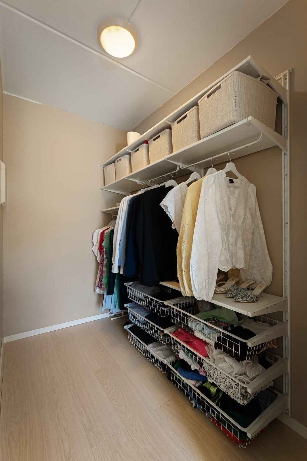 Eget omkledningsrom med masse oppbevaringsplass. Galleribilde