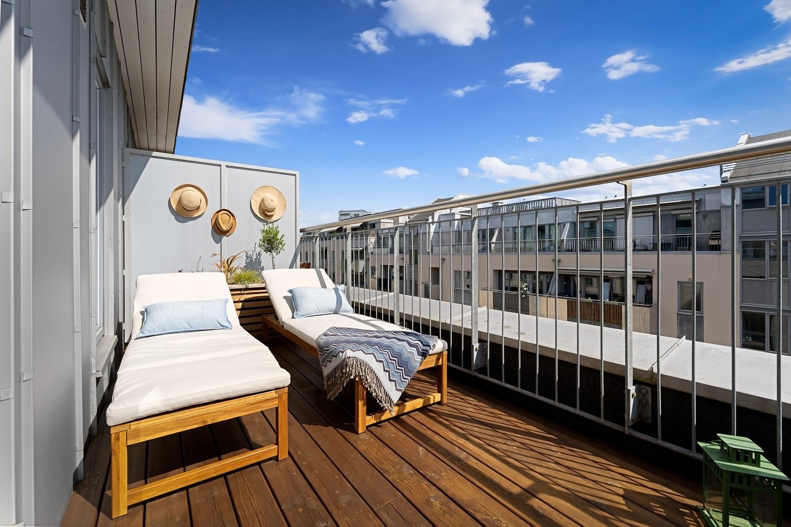 Terrasse på hele 20 kvm med god plass til solsenger, sittegruppe og grill. Galleribilde
