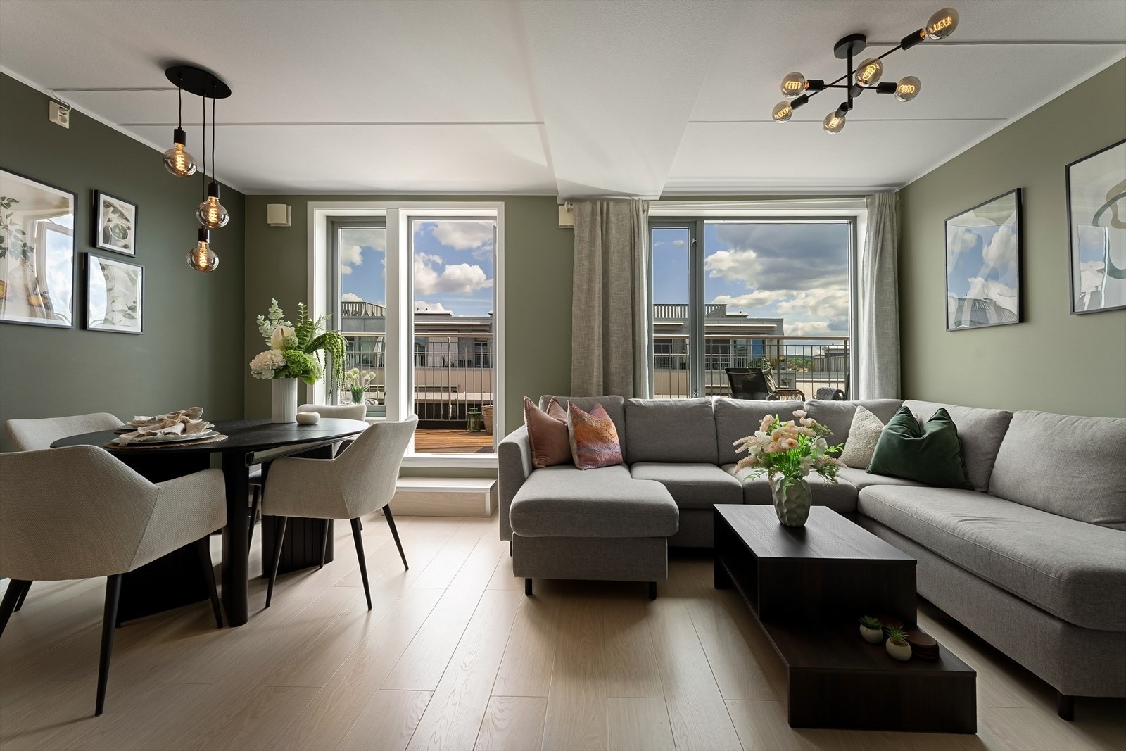 Fra stuen har du utgang til stor og solrik terrasse. Galleribilde