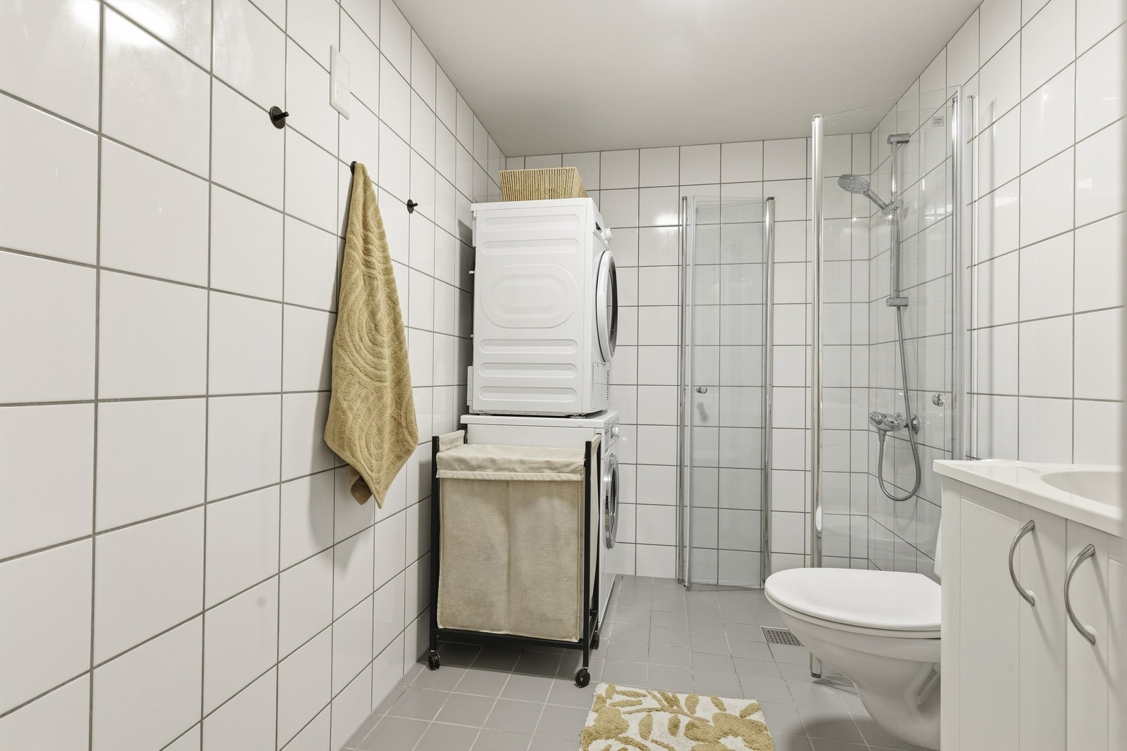 Tidløst og flislagt bad med gulvvarme. Plass og opplegg til vaskemaskin og tørketrommel Galleribilde
