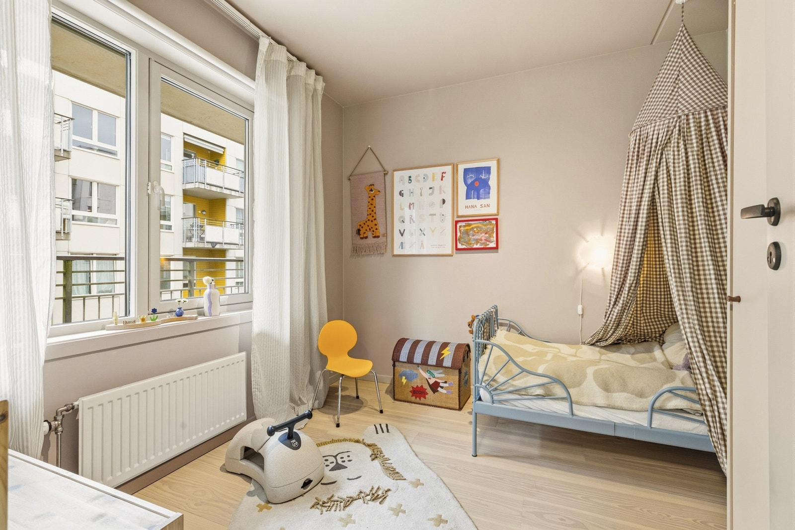 Soverom som fungerer ypperlig som barnerom eller gjesterom. Plass til blant annet seng, skrivebord og kontorstol. Garderobeskap med plass til klær Galleribilde