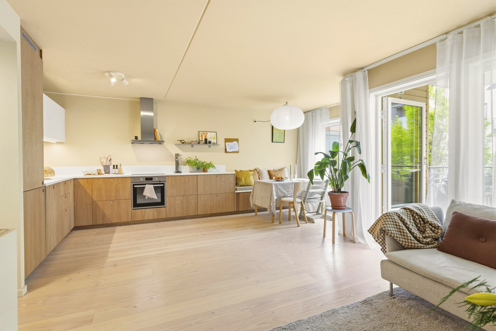 Innbydende og luftig stue med åpen kjøkkenløsning. Her er det god plass til å dekke langbord og invitere familie og venner på selskap Galleribilde
