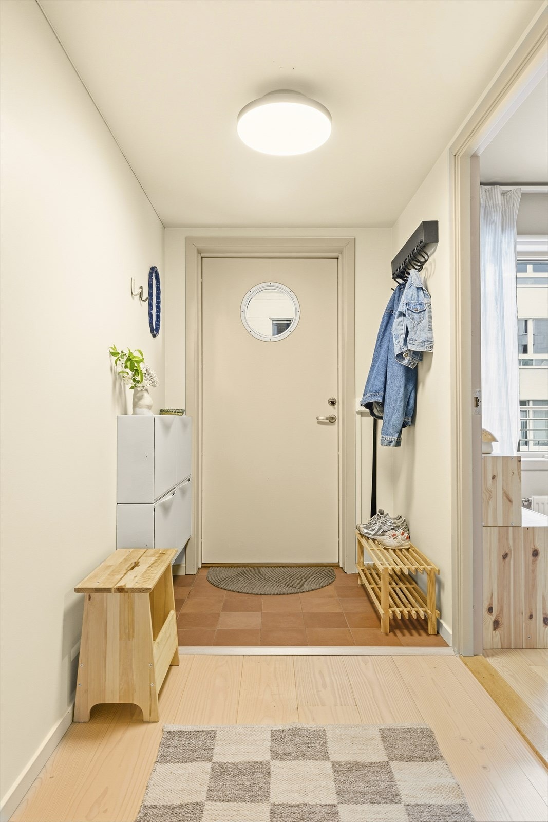 Lys entré med plass til oppheng av tøy og oppbevaring av sko. Praktisk, flislagt gulv med varmekabler i entreen som er en fordel på sørpete dager Galleribilde