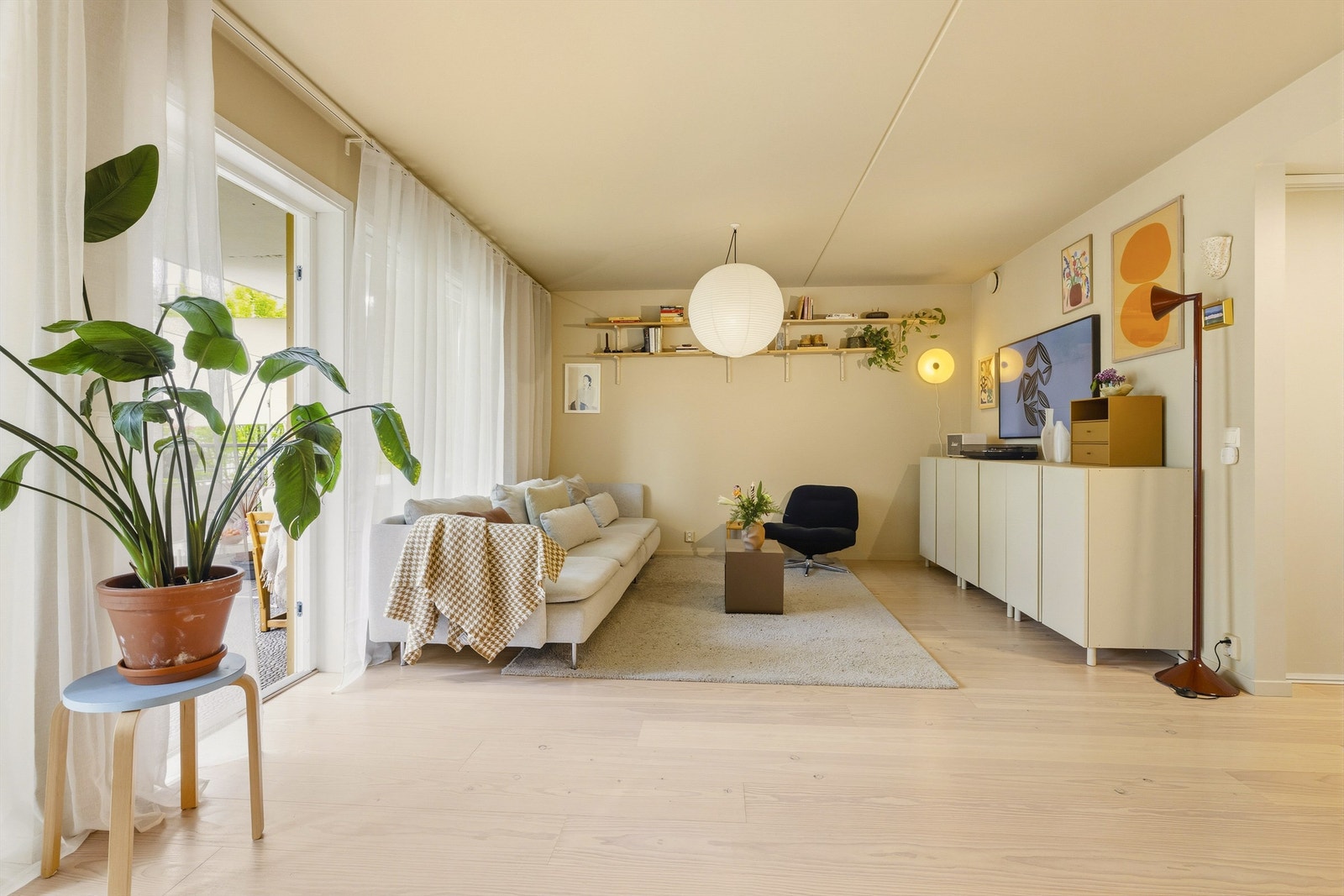 Store vindusflater slipper inn godt med naturlig lys Galleribilde