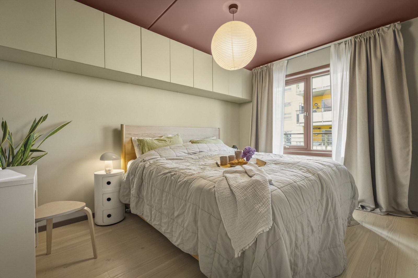 Hovedsoverom med plass til blant dobbeltseng, nattbord, skrivebord og kontorstol Galleribilde