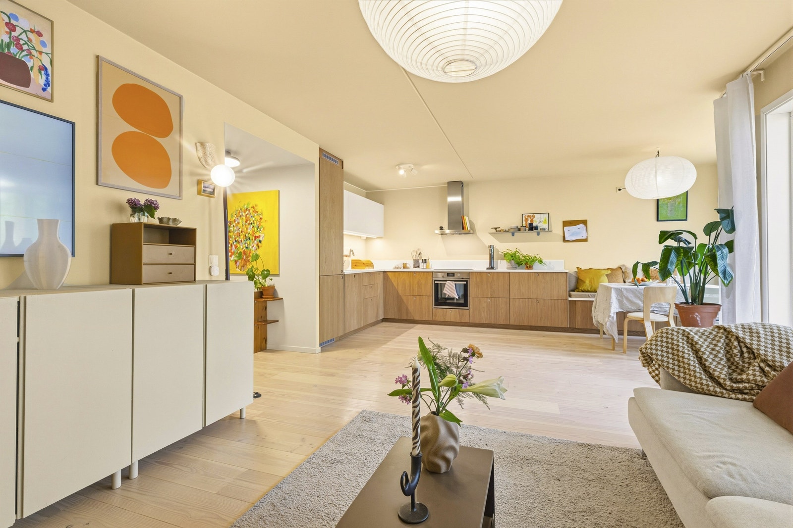 A-konto fjernvarme og varmtvann, samt fibernett er inkludert i felleskostnadene. Leiligheten har balansert ventilasjon Galleribilde