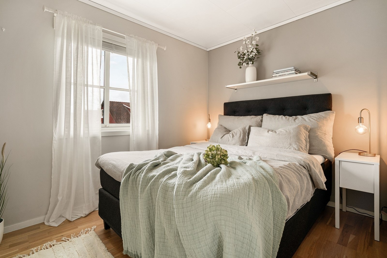 Eiendommen har totalt 4 soverom, hvorav ett ligger i 2. etasje og tre i 1. etasje. Galleribilde