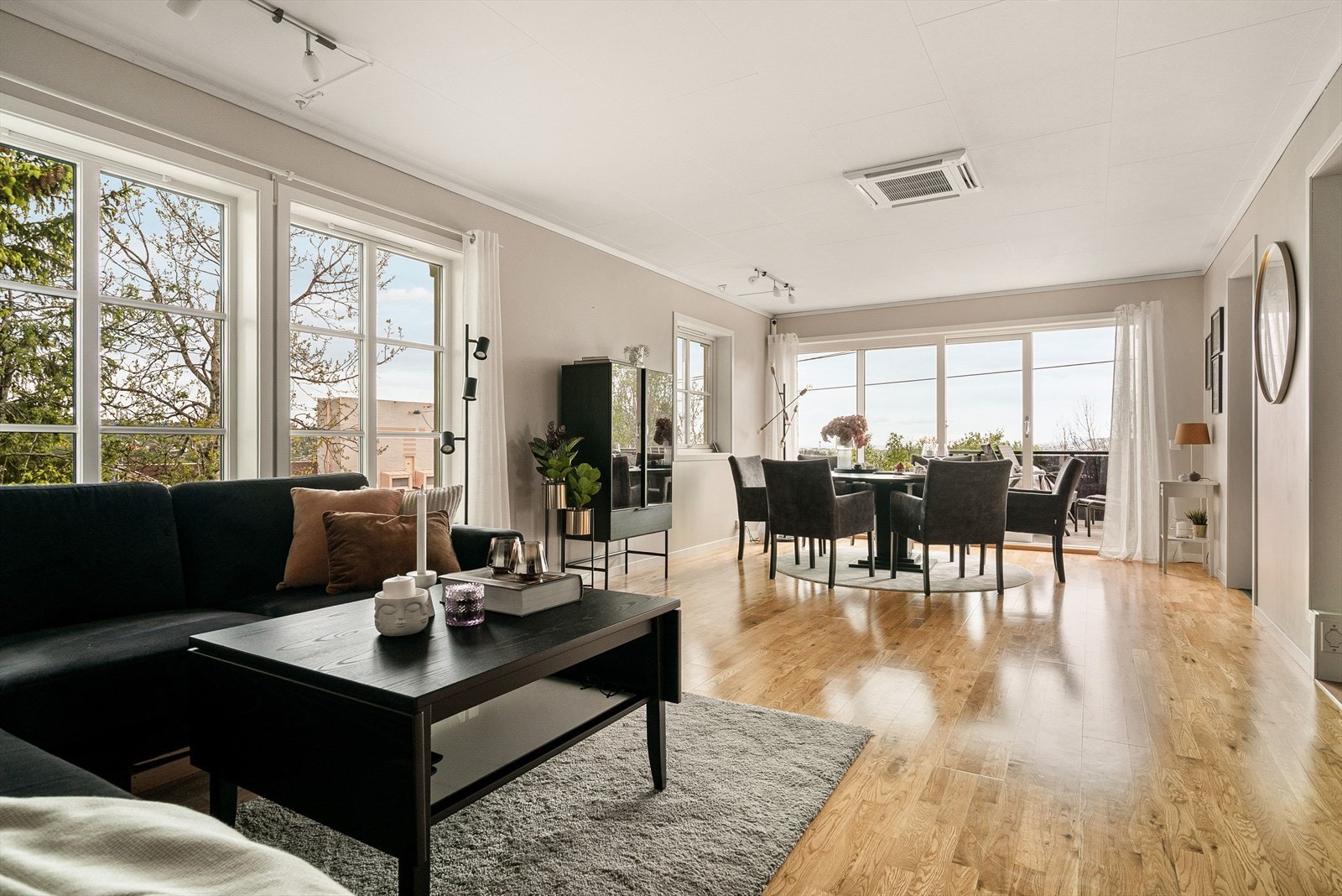 Boligen har en lys og innbydende stue på hele 30 kvm, med god plass til både sofagruppe og spiseplass. Galleribilde