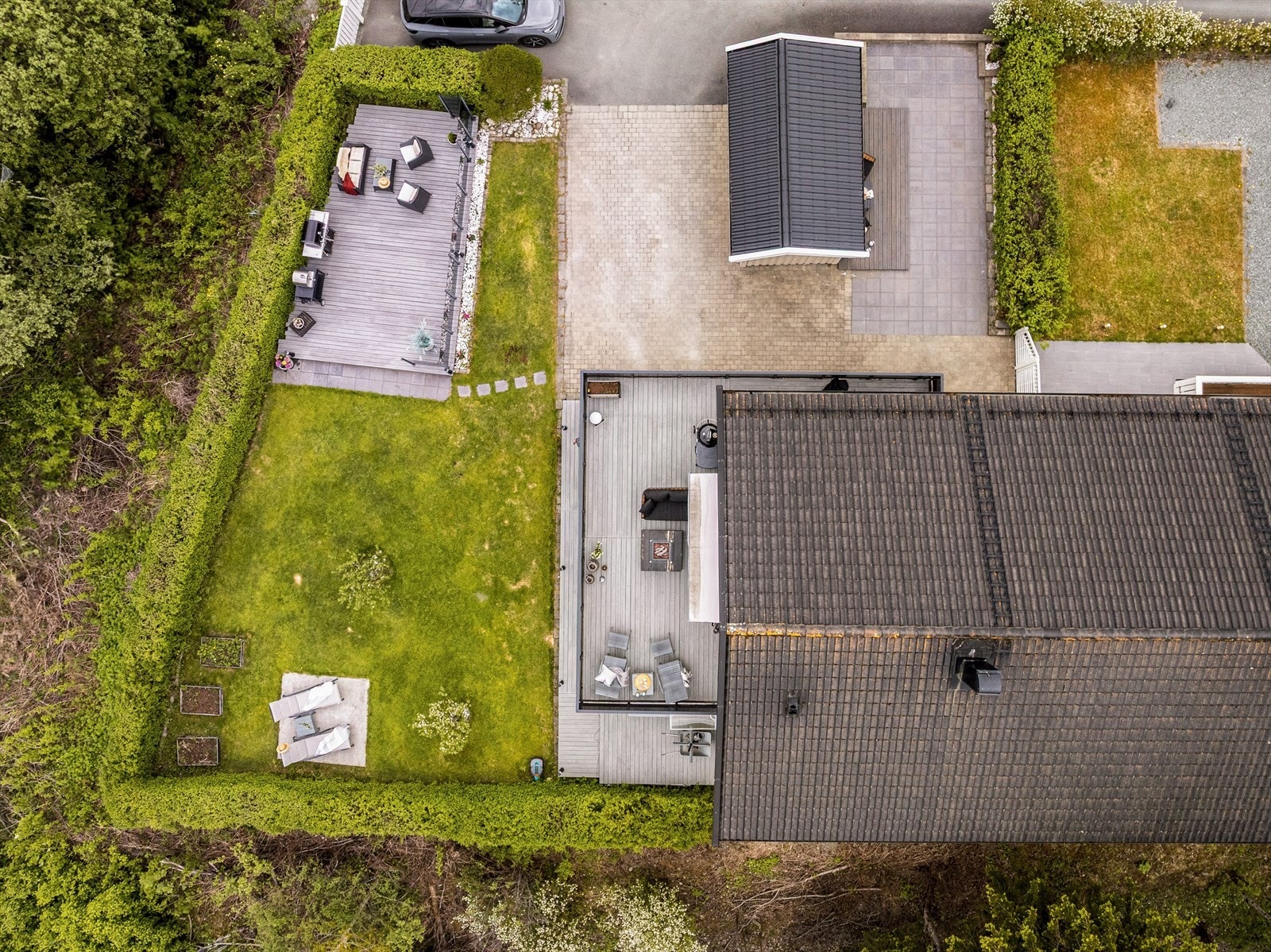 Eiendommen byr blant annet på flott utsikt, flere solrike terrasser og hyggelige uteområder, gårdsplass med belegningsstein og asfalt, samt garasje og frittstående bod. Galleribilde
