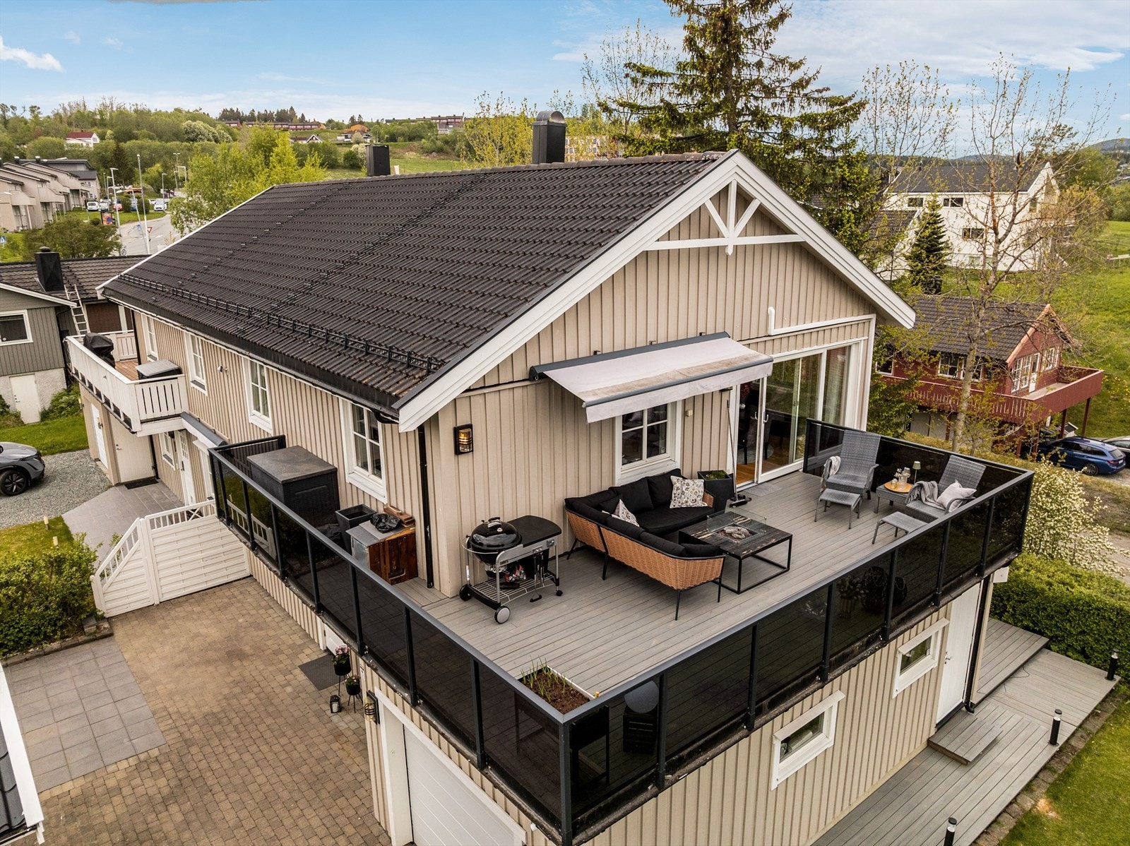 Fra stuen er det utgang til en solrik og romslig terrasse på hele 35 kvm. Galleribilde