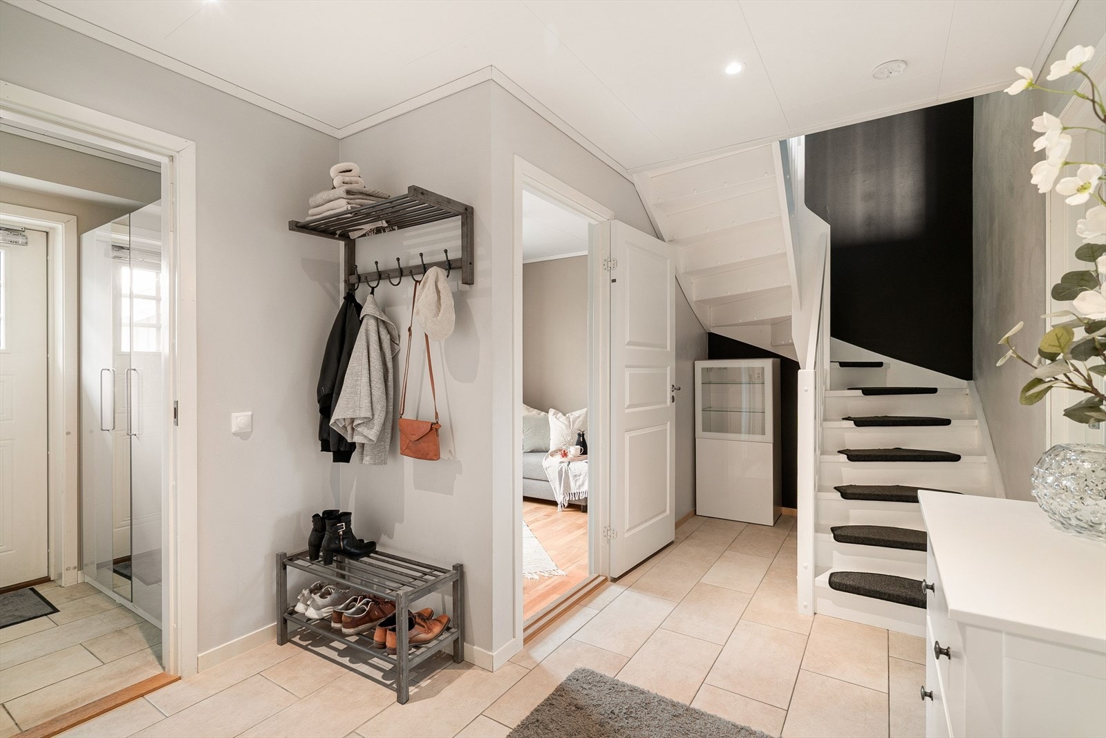 1. etasje består av entré, bad, vaskerom og tre soverom. Galleribilde