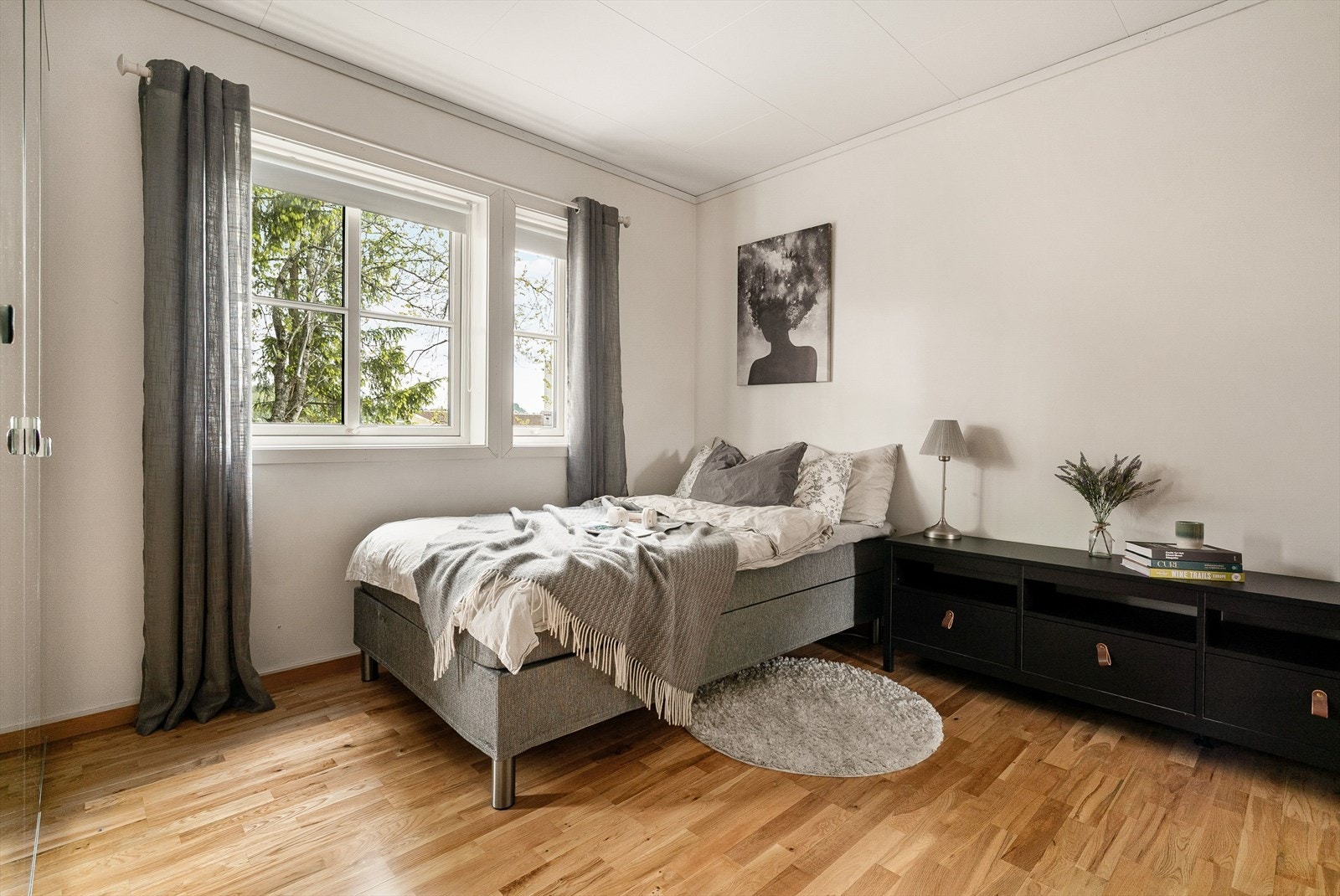 Store vindusflater gjør at soverommene oppleves lys og luftig. Galleribilde
