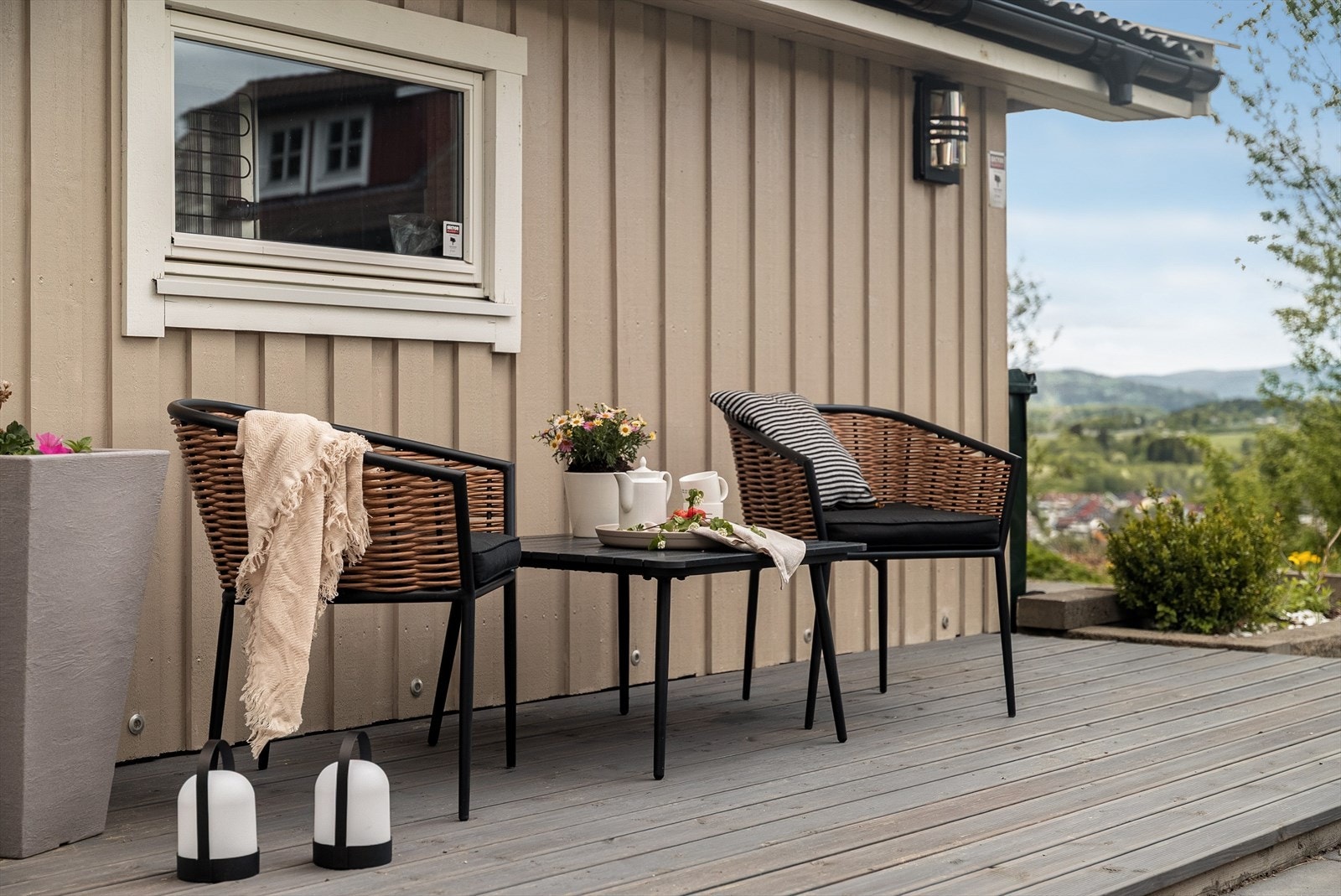 Eiendommen har også en frittstående utvendig bod med god lagringsplass, samt en tilknyttet terrasse med plass til utemøbler. Galleribilde
