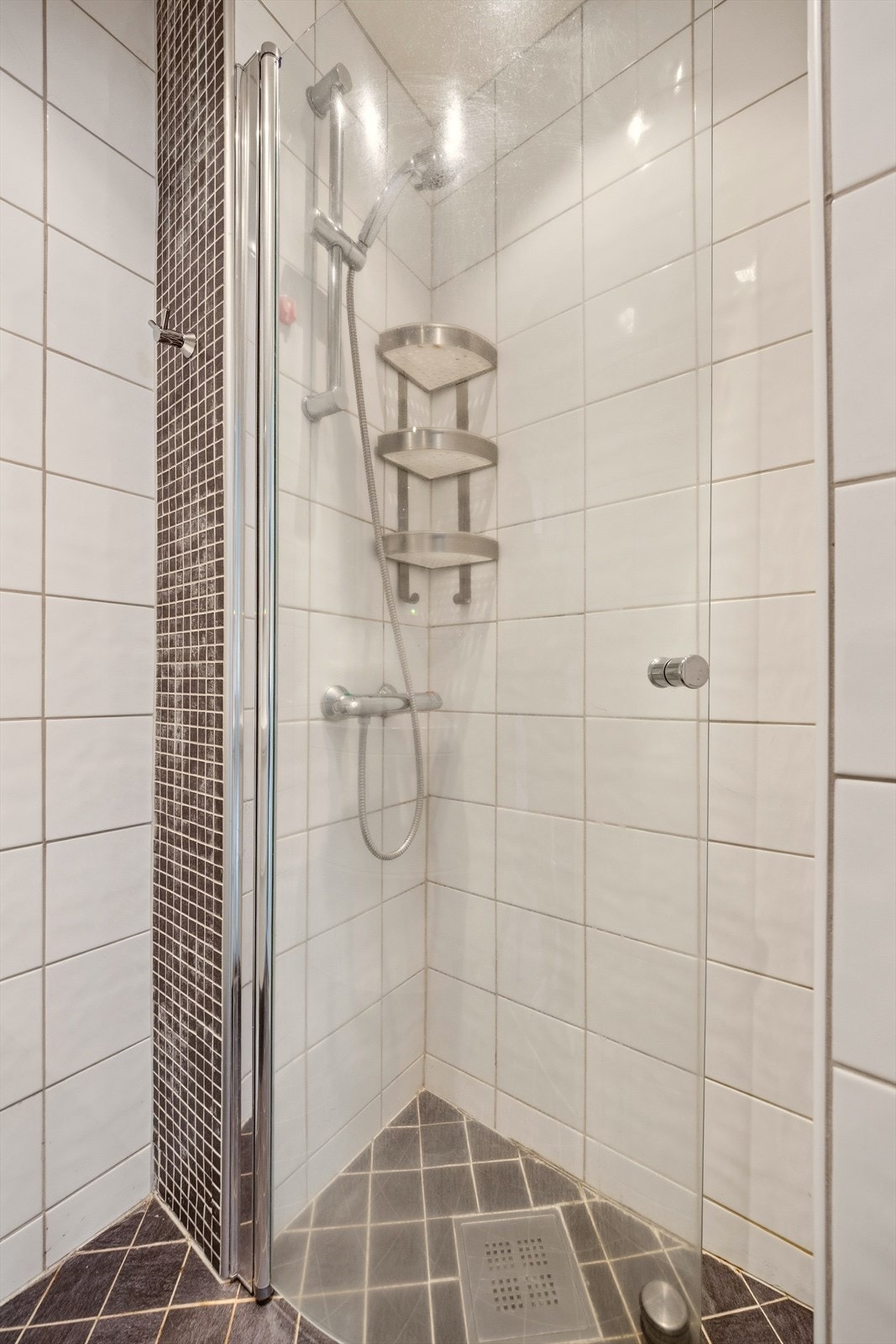 Badet har varmekabler i gulv og downlights i tak Galleribilde